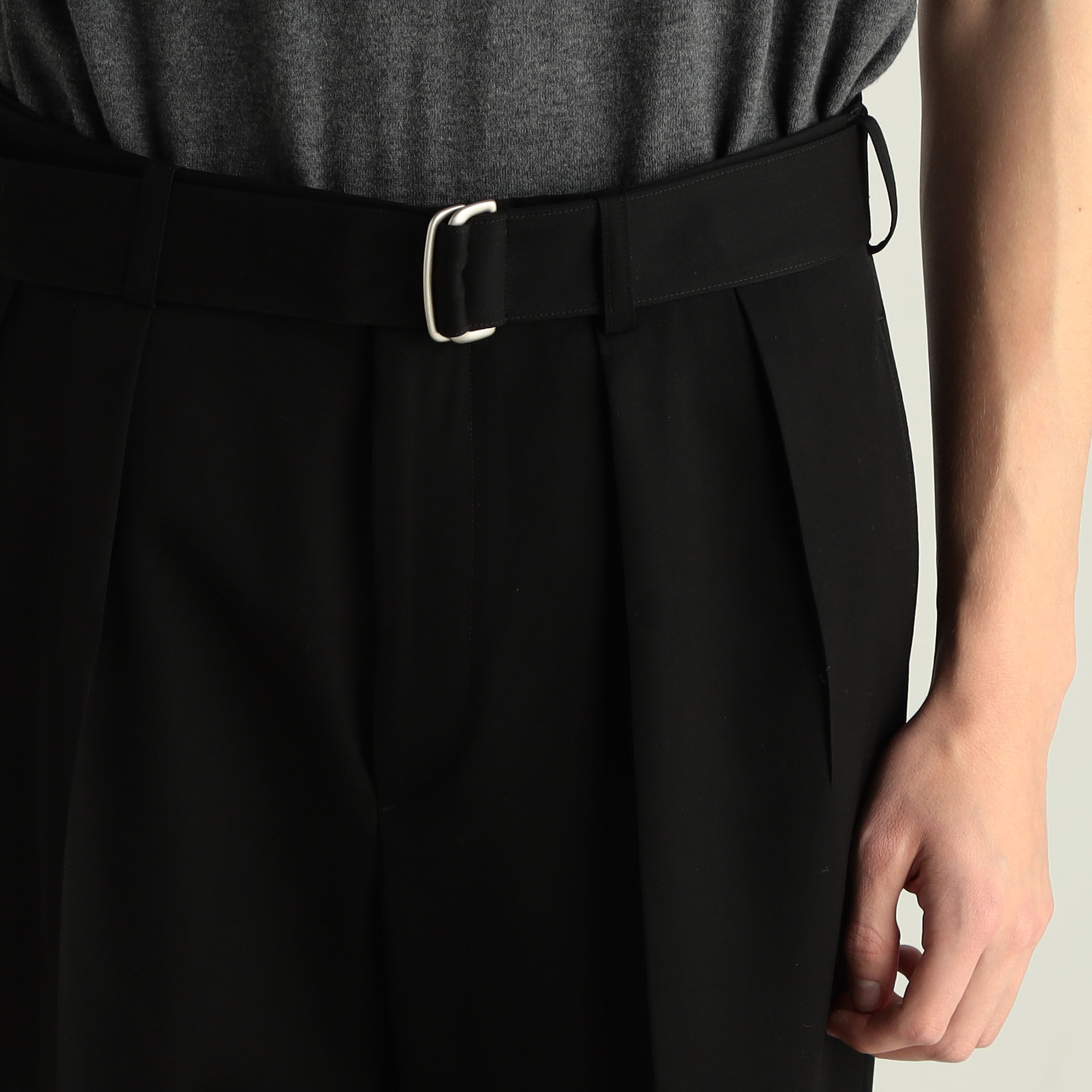 ウールギャバ ベルトパンツ｜トゥモローランド 公式通販