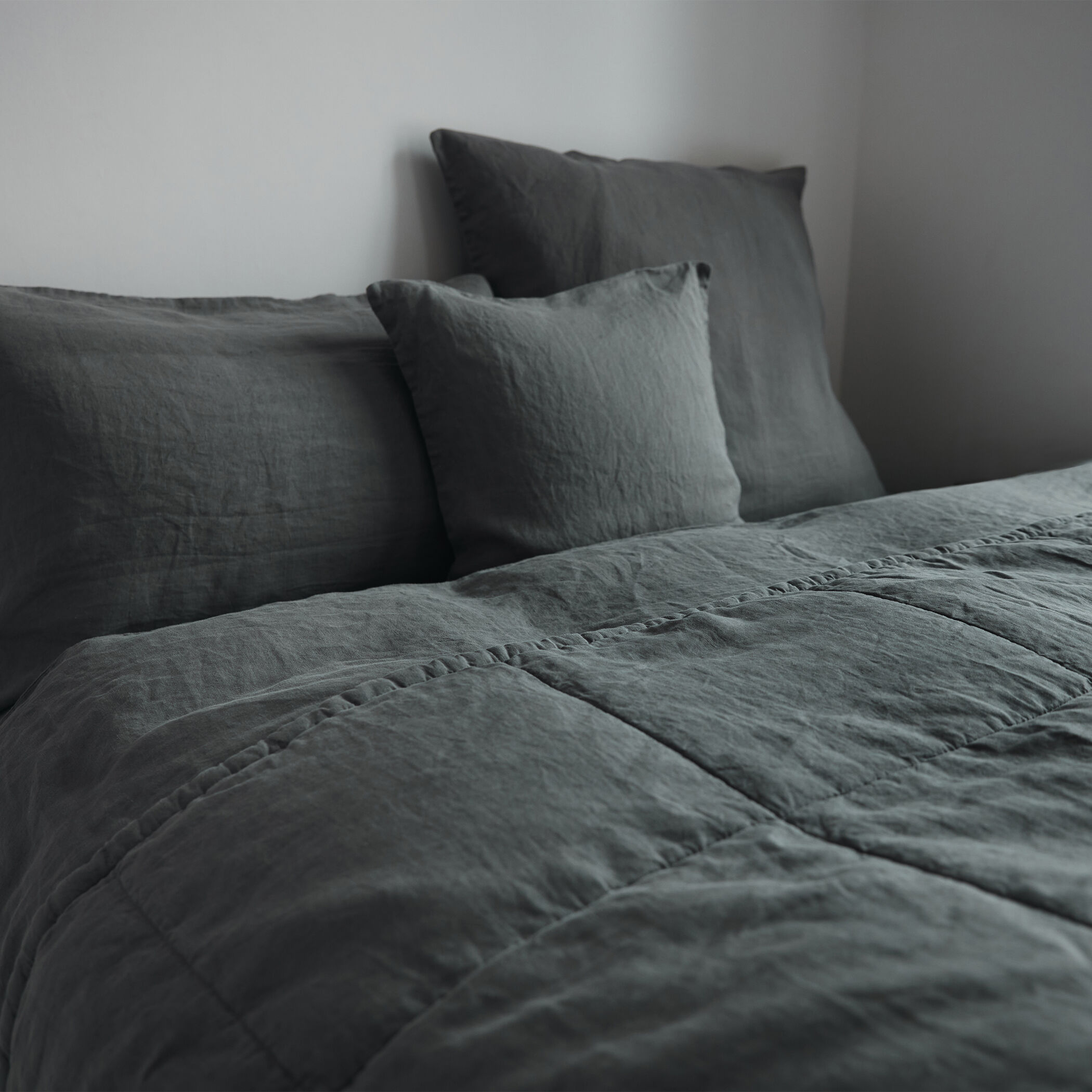 プレーンリネン コンフォーターキルト（クイーン）｜トゥモローランド