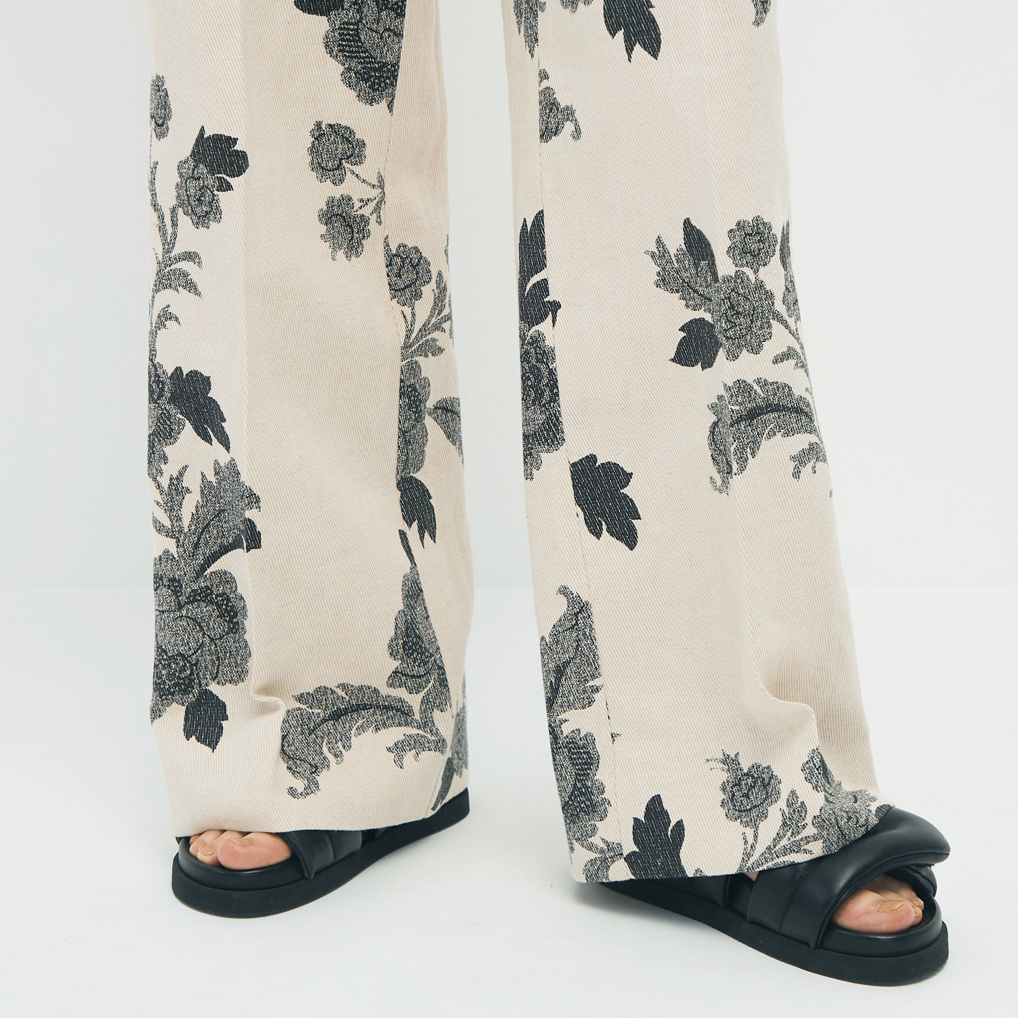 モノトーンフラワープリント フレアパンツ｜トゥモローランド 公式通販