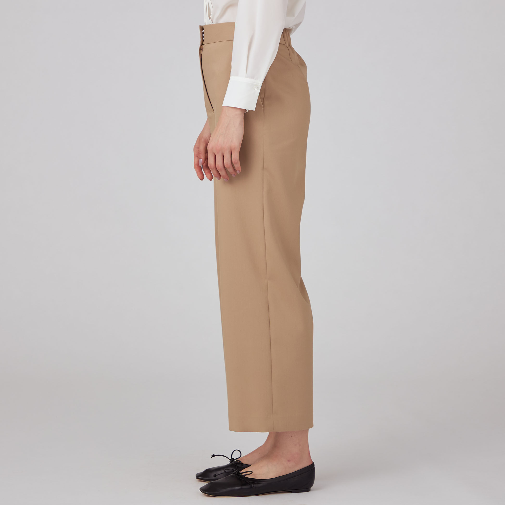 ポリエステルレーヨンストレッチ セミワイドパンツ｜トゥモローランド