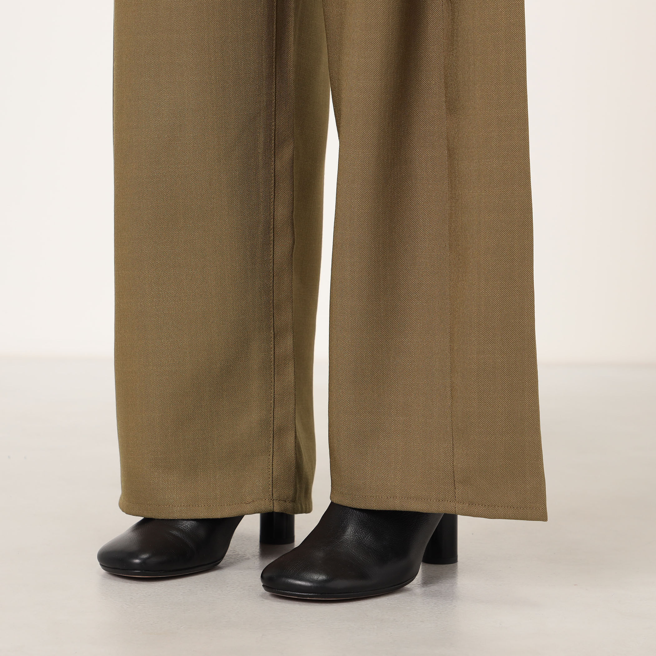 HYKE OXFORD BARREL-LEG JEANS バレルレッグパンツ｜トゥモローランド