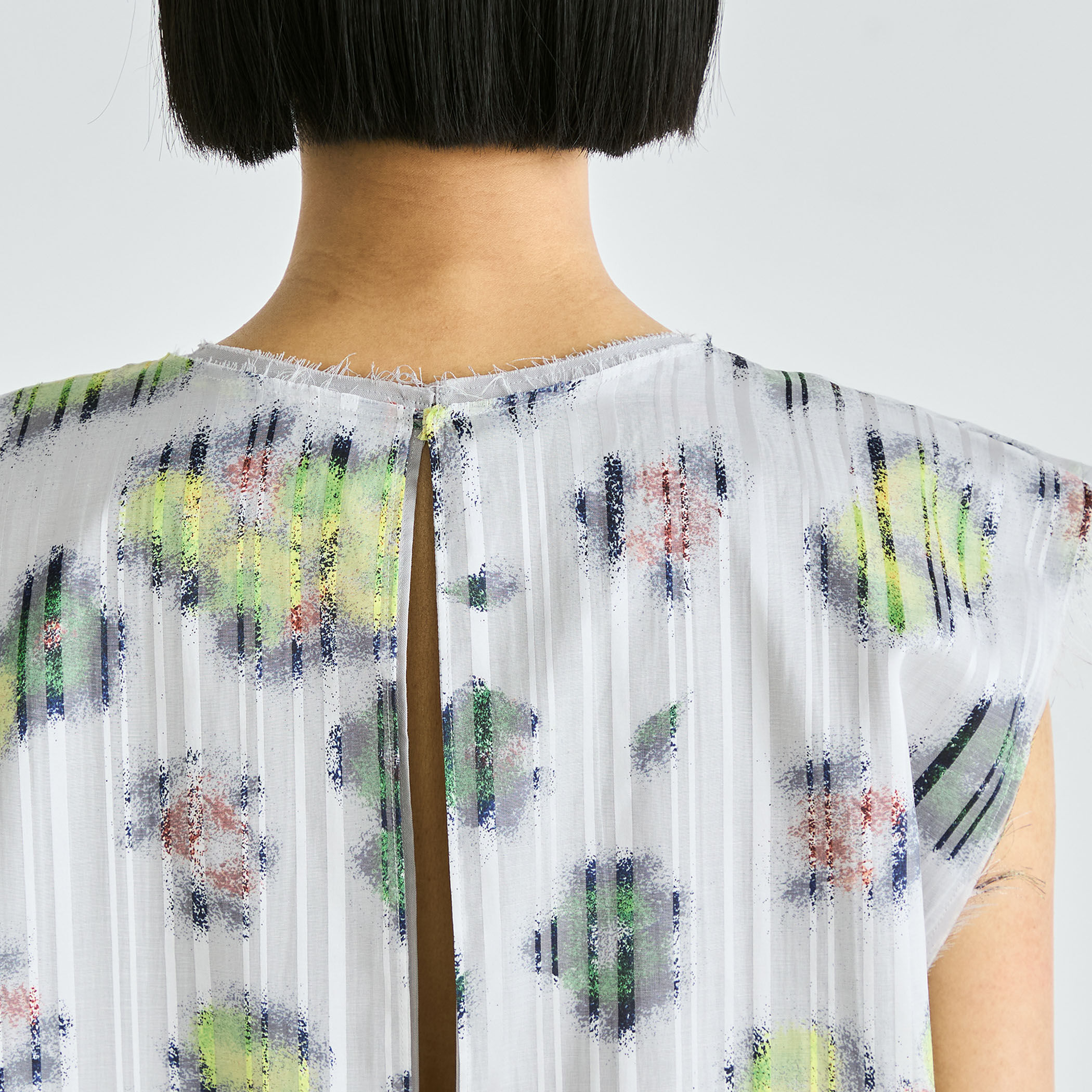 フラワープリント ノースリーブワンピース｜トゥモローランド