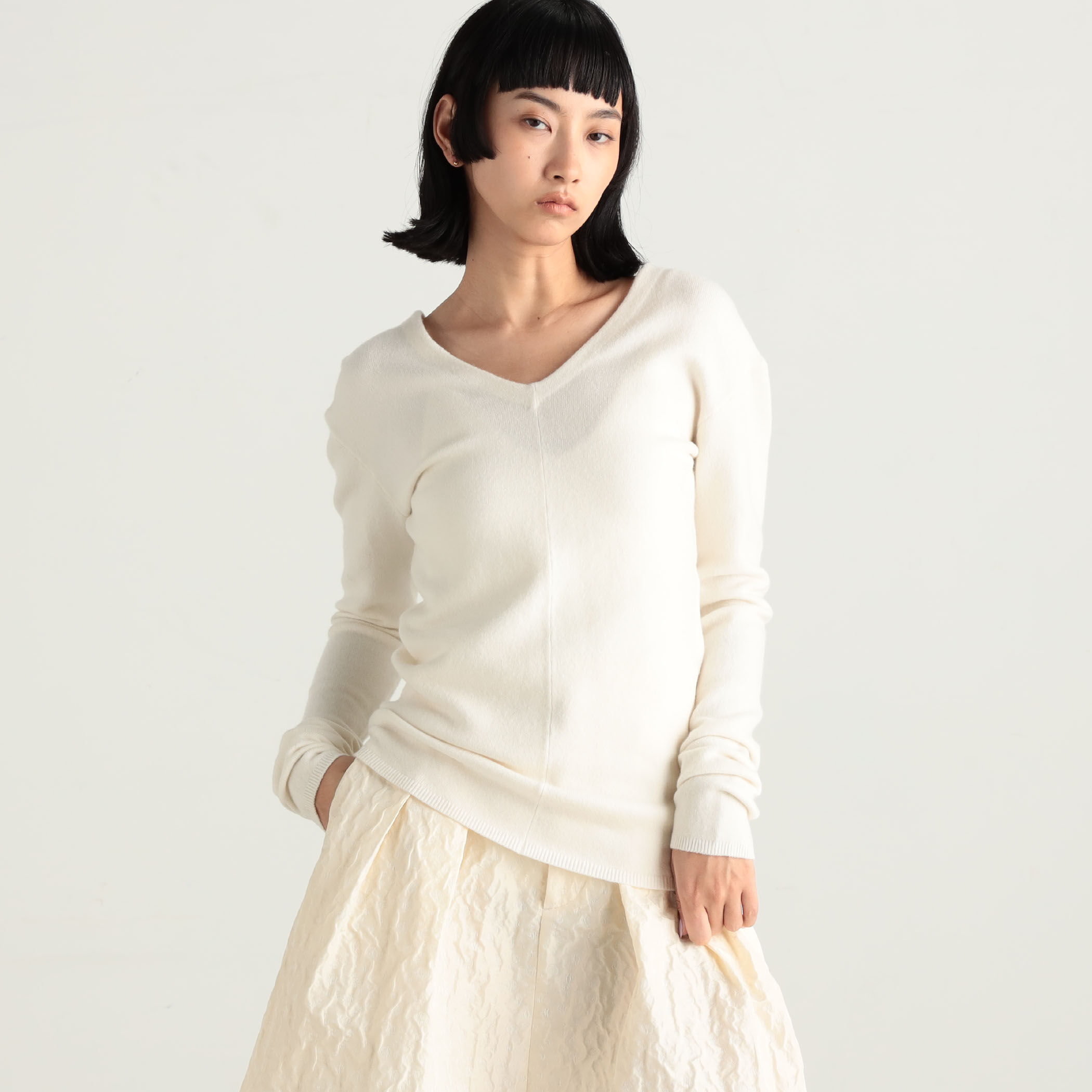 トゥモローランドコレクション ストレッチブロードVネックレイヤードブラウス　白 ストレッチブロード ピンタックスリーブブラウス （シャツ
