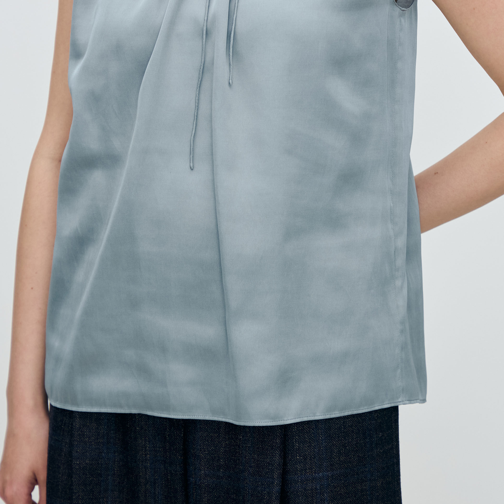 シャイニーシャンブレー スリーブレレスブラウス｜トゥモローランド