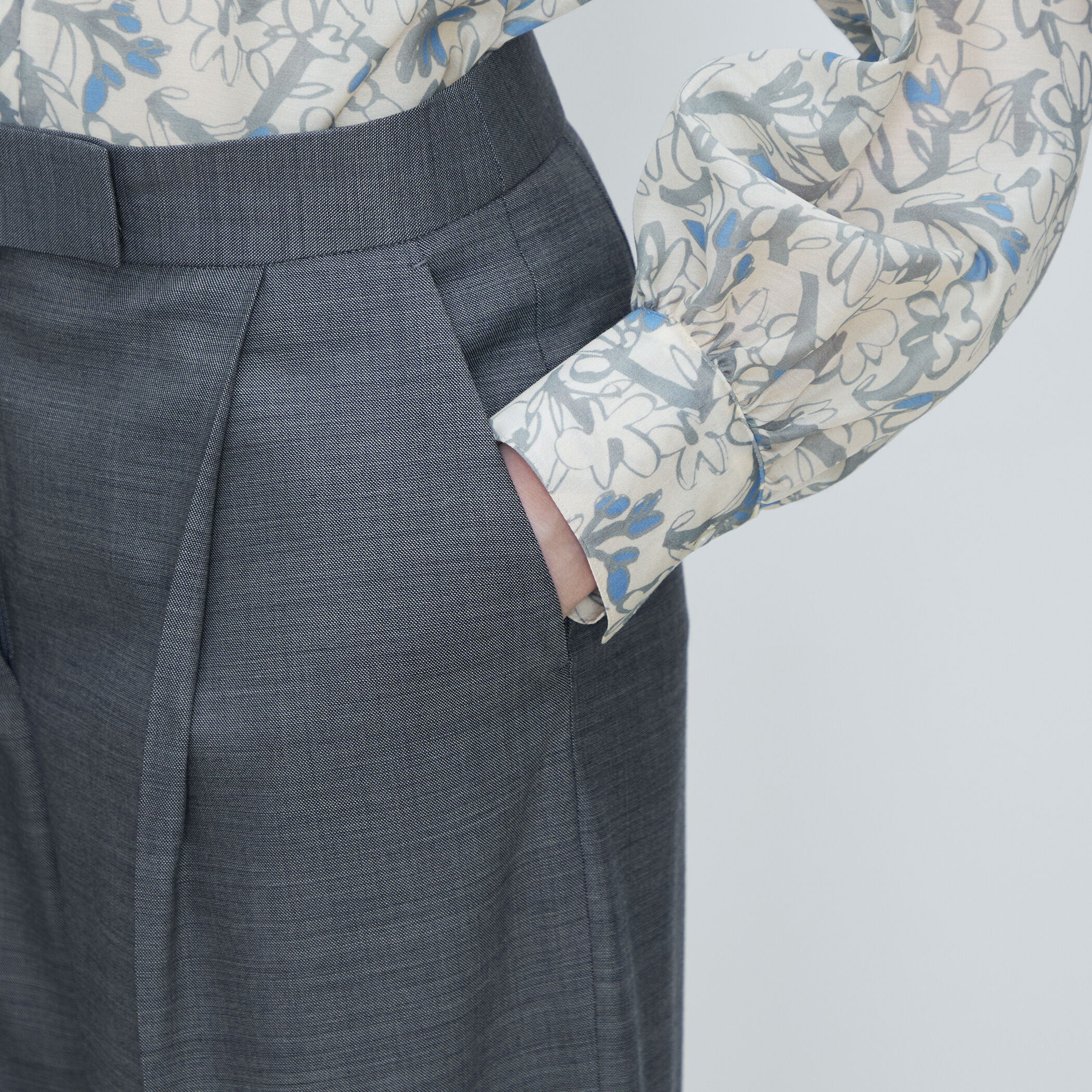 47800円 新品 トゥモローランコレクション シャイニーサイドスリット現行 一部WEB先行予約】シャイニーシャーク センタープレスワイドパンツ