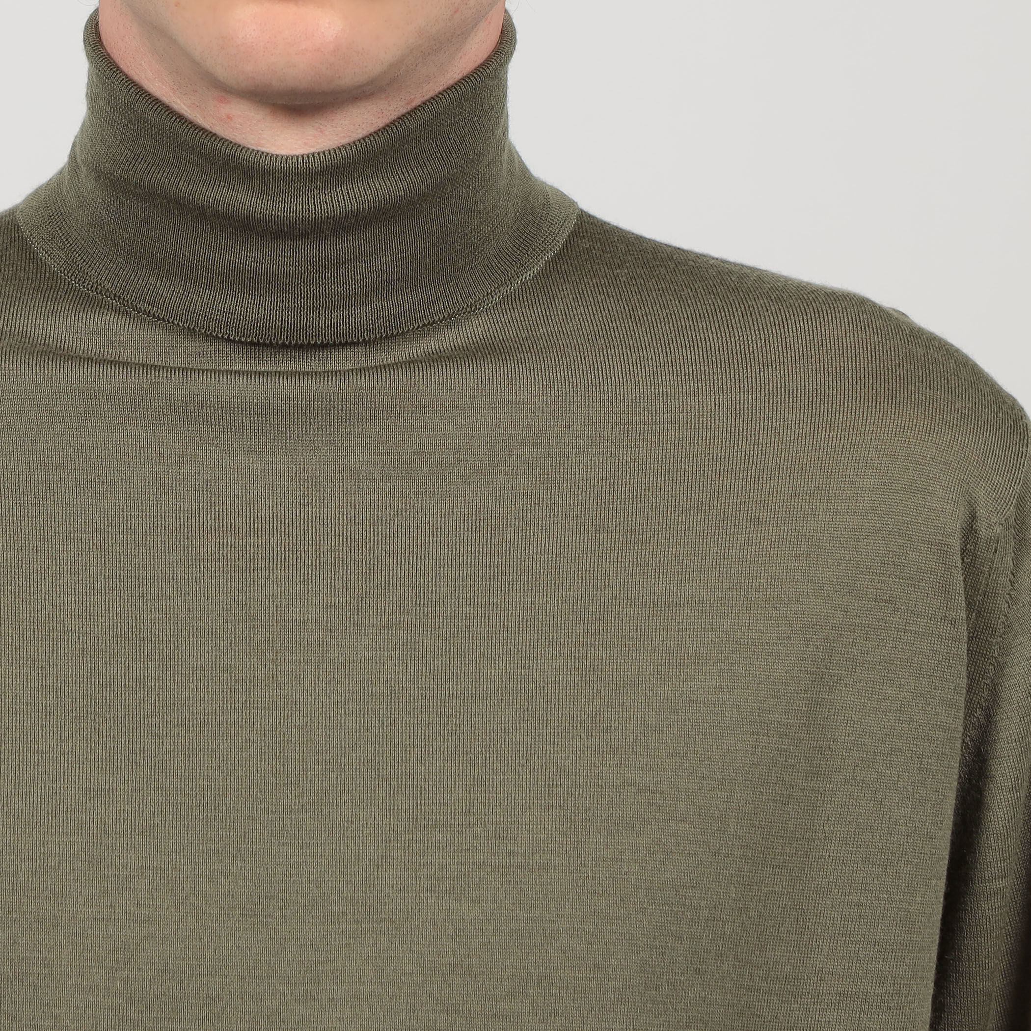 JOHN SMEDLEY LEVINE メリノウールタートルネックニット