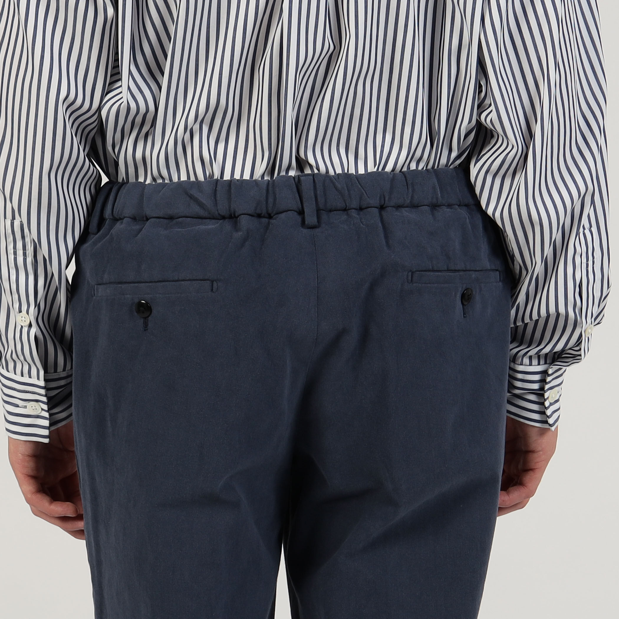 ストレッチチノ バックシャーリングスリムパンツ｜トゥモローランド