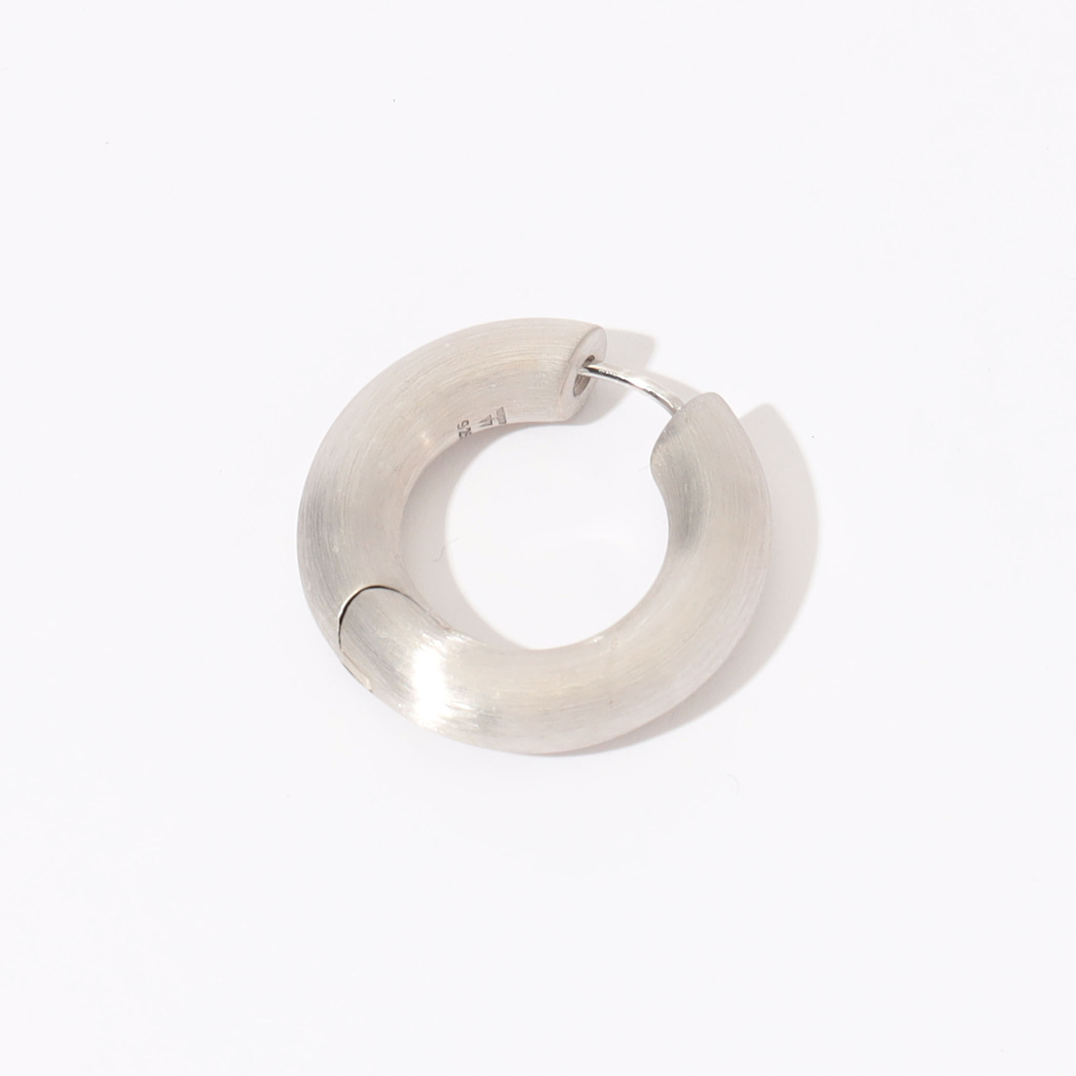 Tom Wood サテン フープピアス 男女兼用】Tom Woodトムウッド スクエア フープサテンピアス (Tom Wood