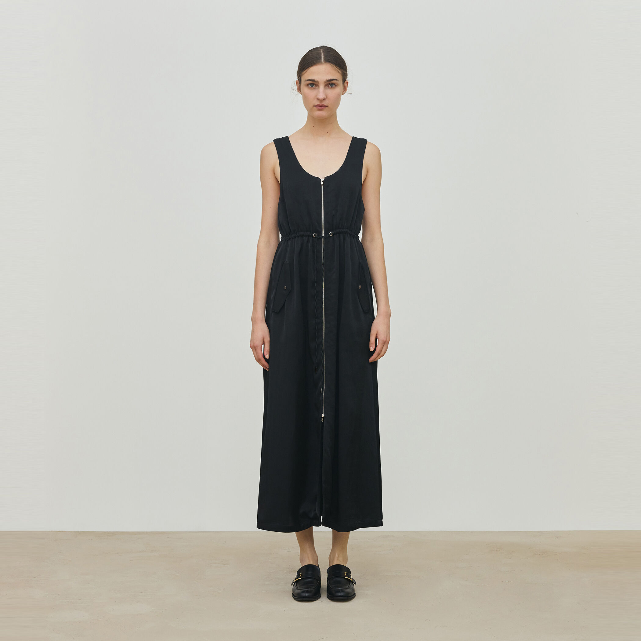 ロイヤルウールサテン ノースリーブドレス｜トゥモローランド