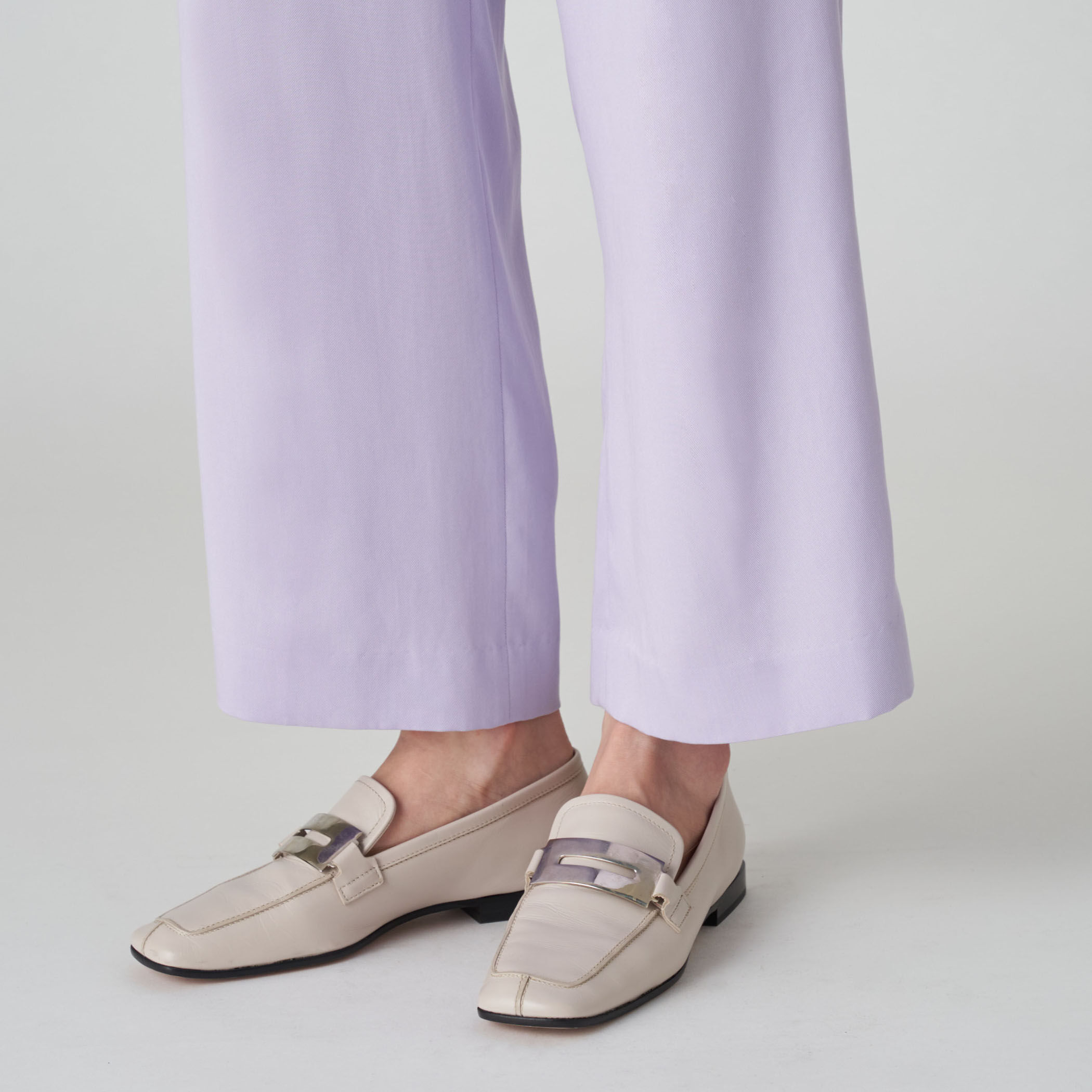 グロッシーツイル タックストレートパンツ｜トゥモローランド