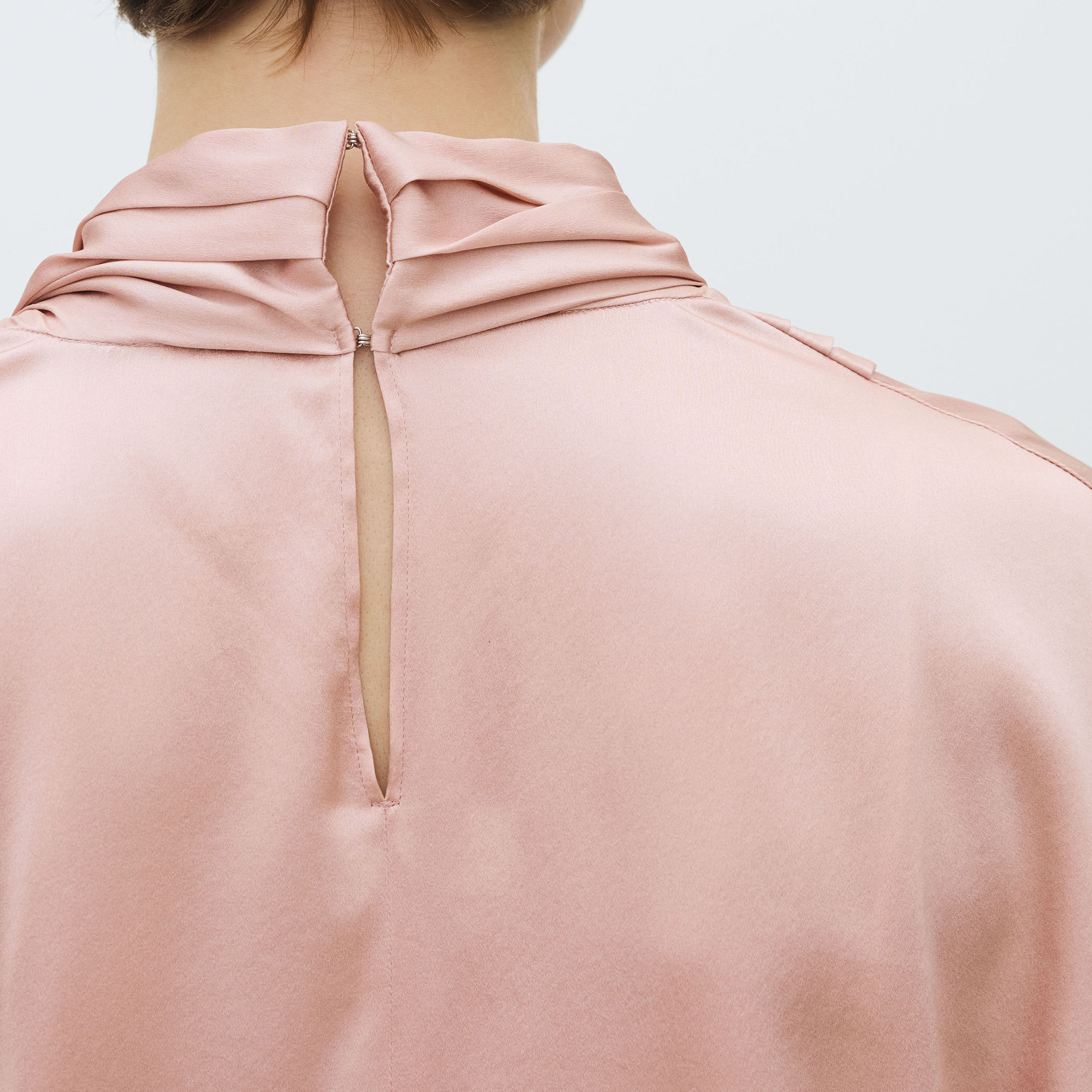 ウォッシャブルサテン ドレープブラウス｜トゥモローランド 公式通販