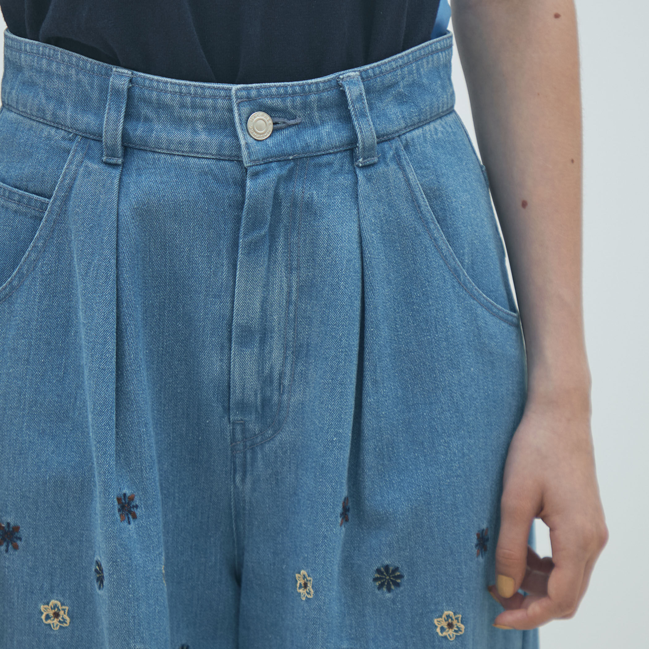 ボタニカルエンブロイダリーデニム タックワイドパンツ