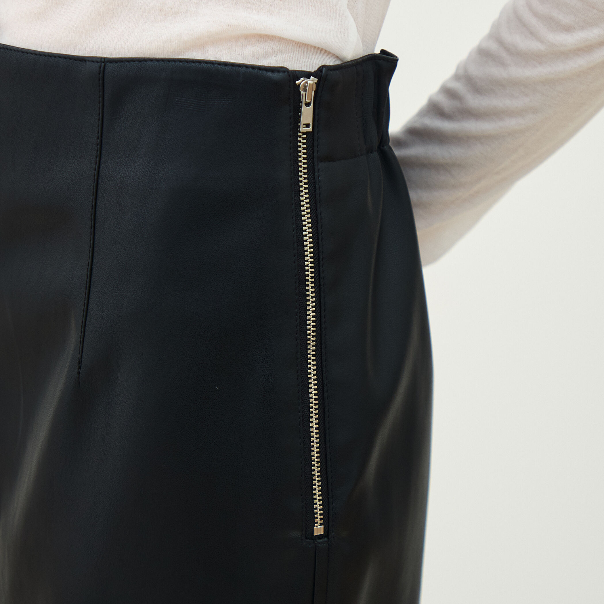 レザーライク Iラインスカート｜トゥモローランド 公式通販