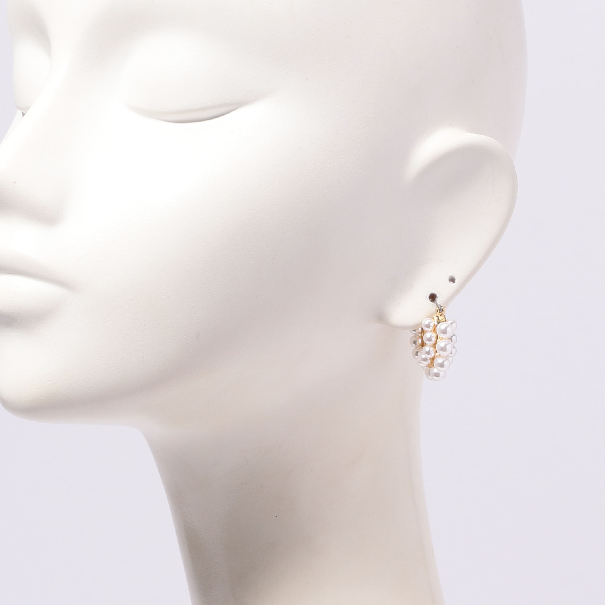 Kenneth Jay Lane gold/pearl ball clus ピアス｜トゥモローランド