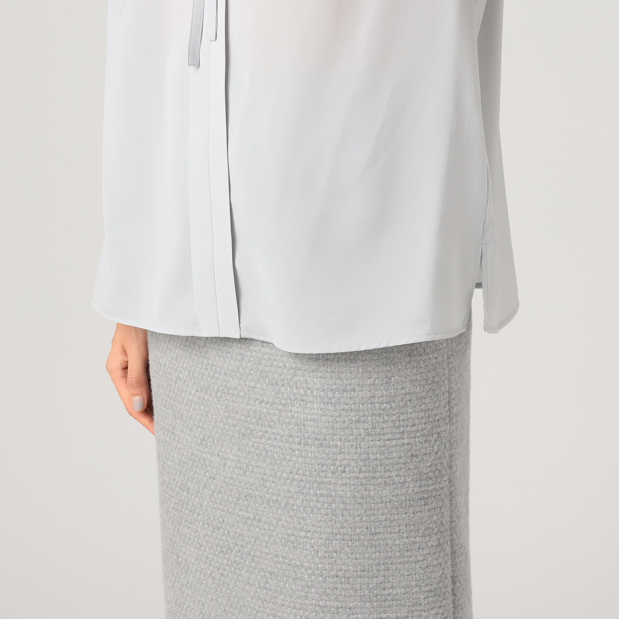 スムースサテン ストリングネックブラウス｜トゥモローランド 公式通販