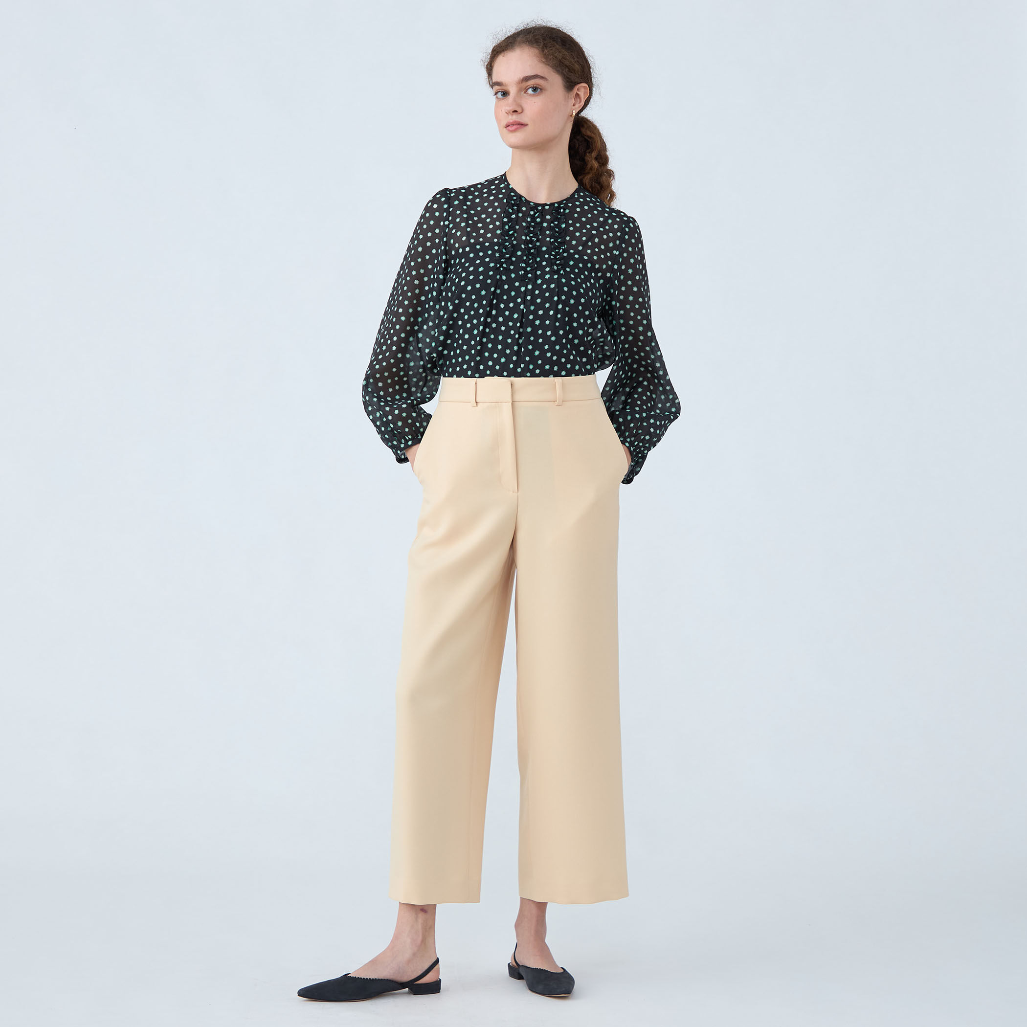 パウダリーストレッチツイル セミワイドパンツ｜トゥモローランド 公式通販