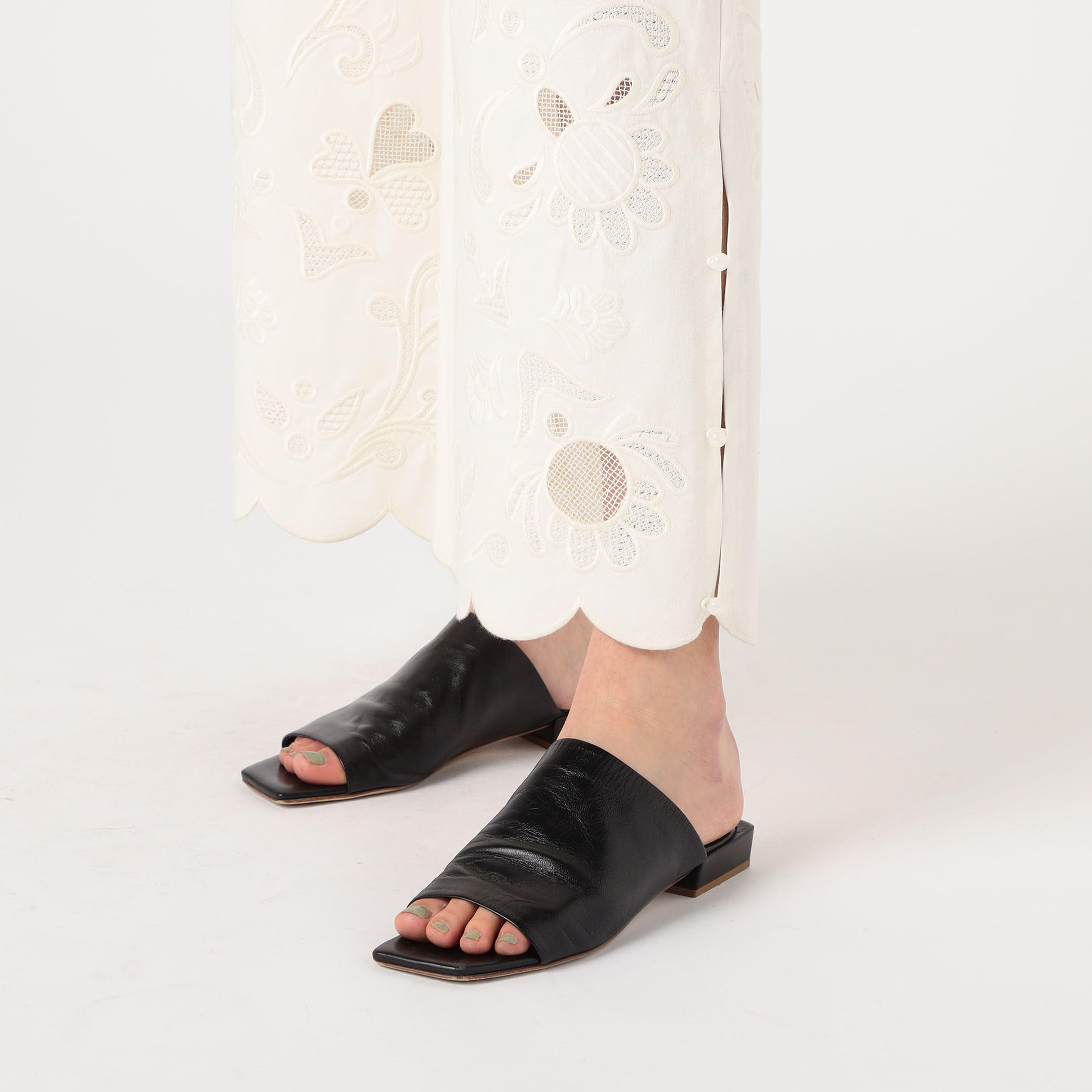 カットワークエンブロイダリー ワイドパンツ｜トゥモローランド 公式通販