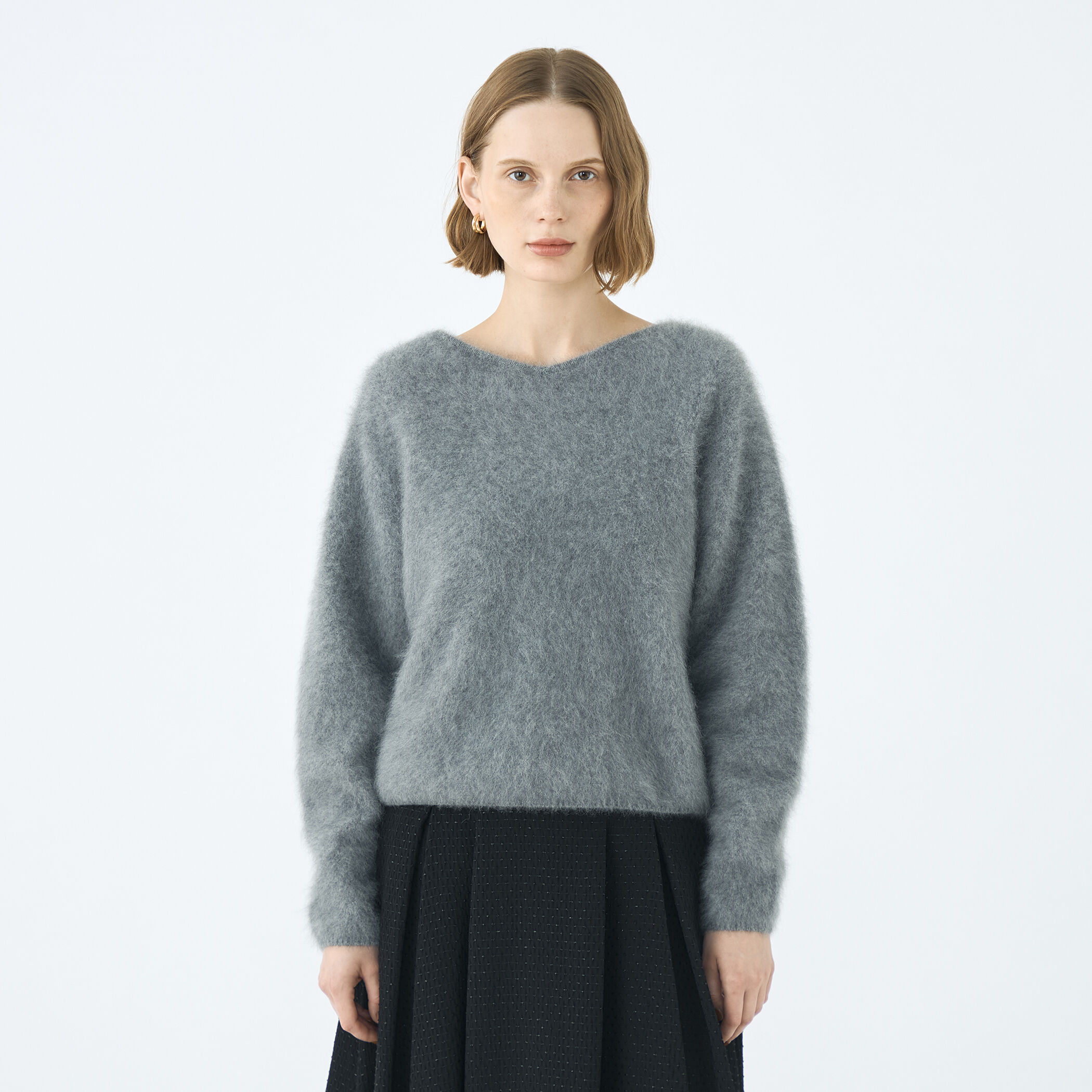 トゥモローランド　フラッフィーヤーンVネックプルオーバーニット オフホワイト セール】 フラッフィーヤーン Vネックプルオーバー （ニット・セーター