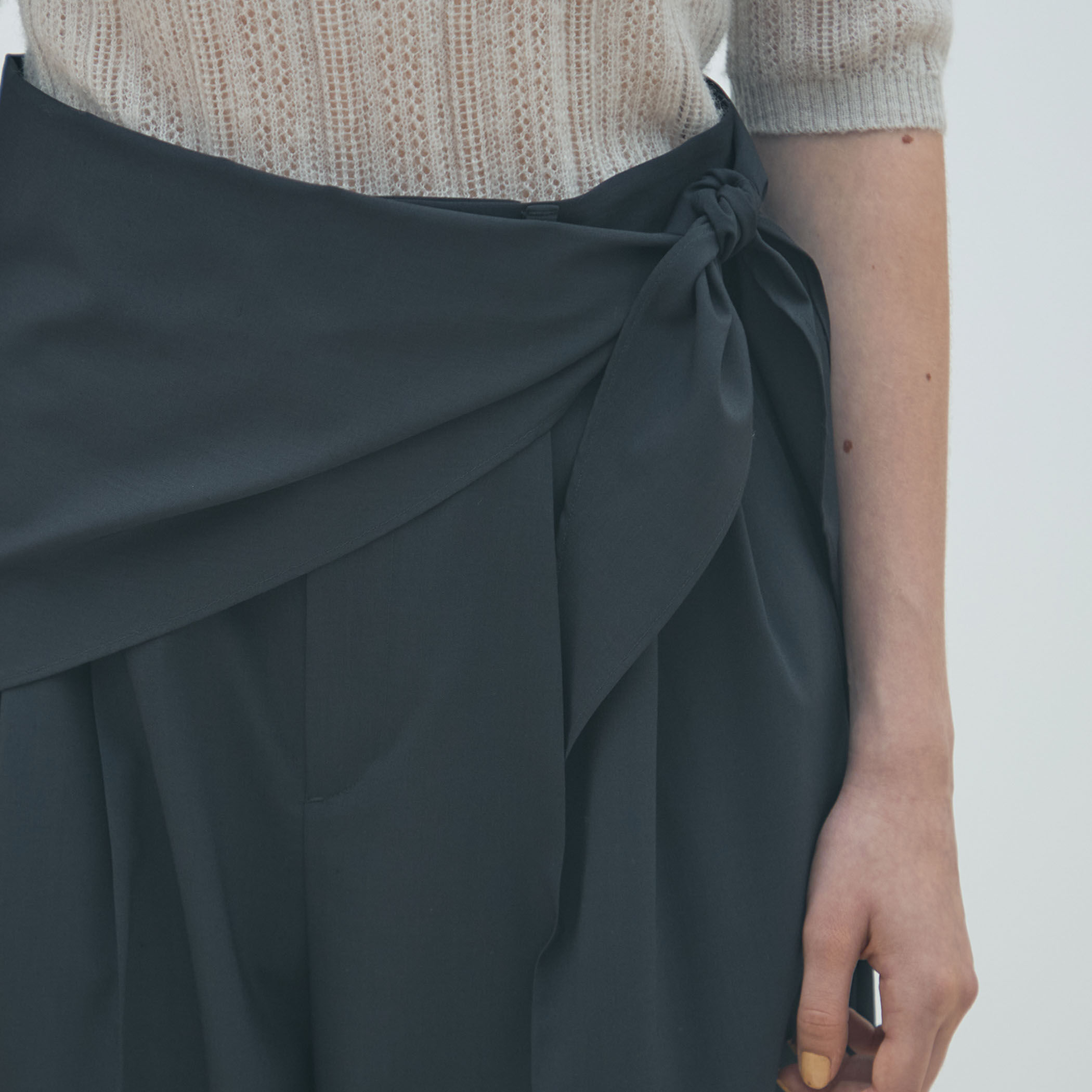 ポリエステルウールストレッチ タックワイドパンツ｜トゥモローランド