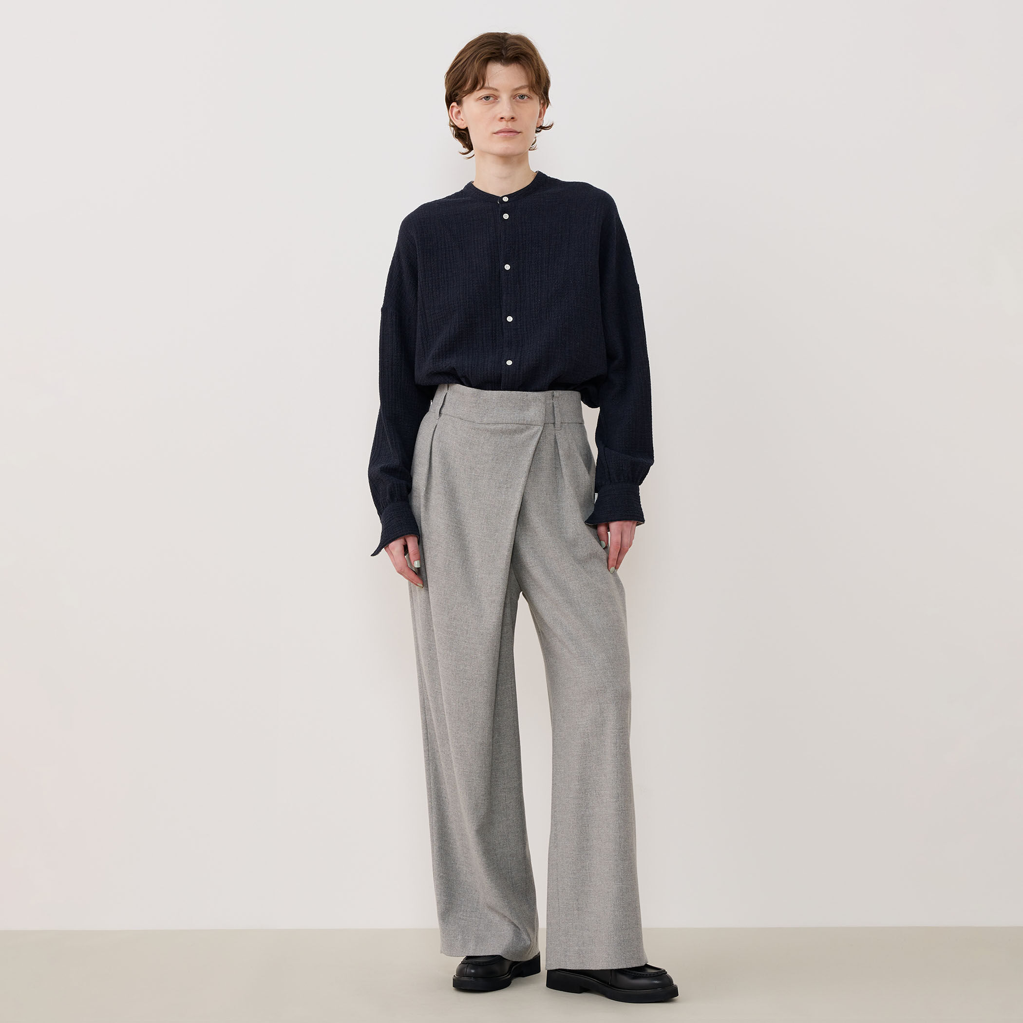 グリッターストライプ ワンサイドタックスラックス｜トゥモローランド