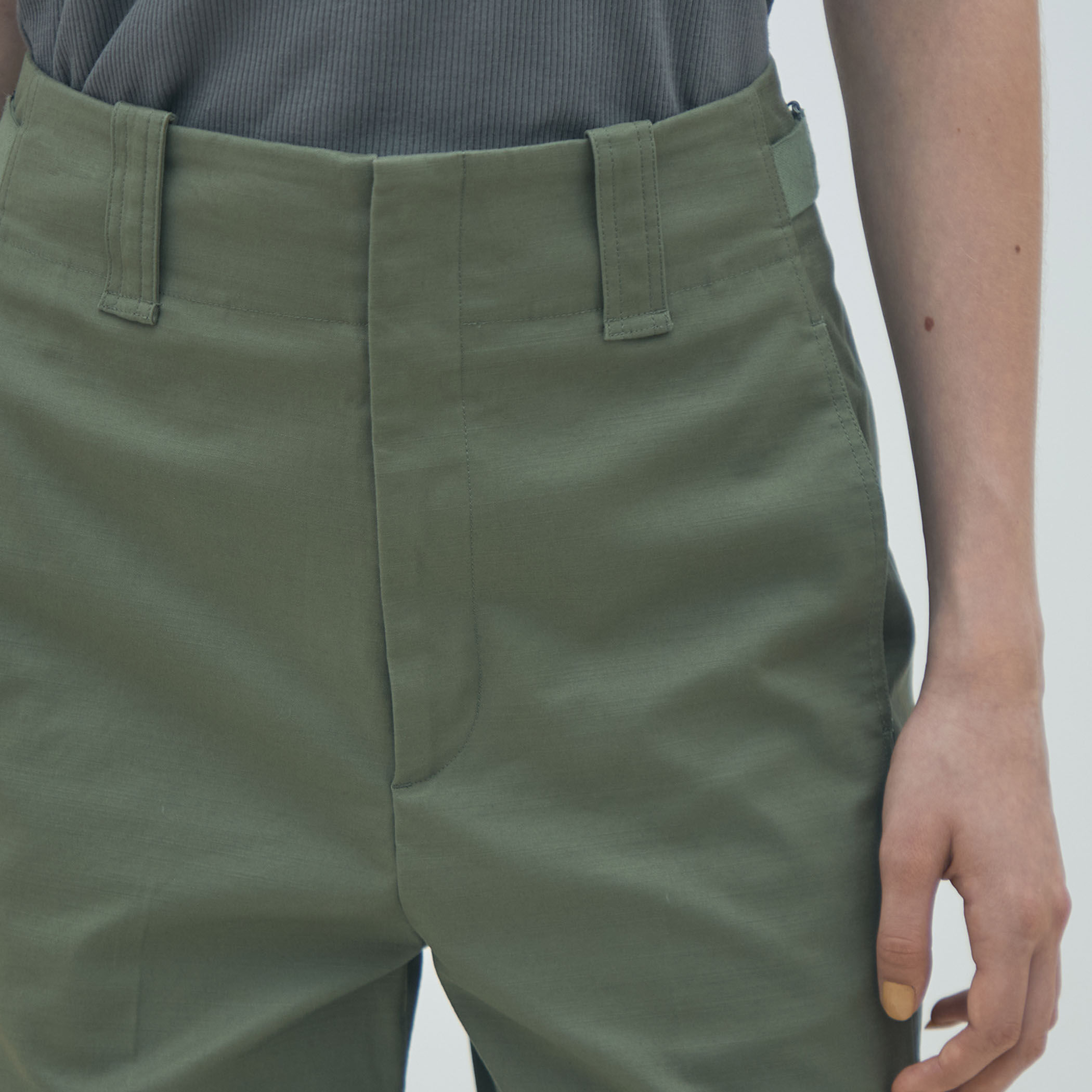 バックサテンスラブストレッチ テーパードパンツ｜トゥモローランド