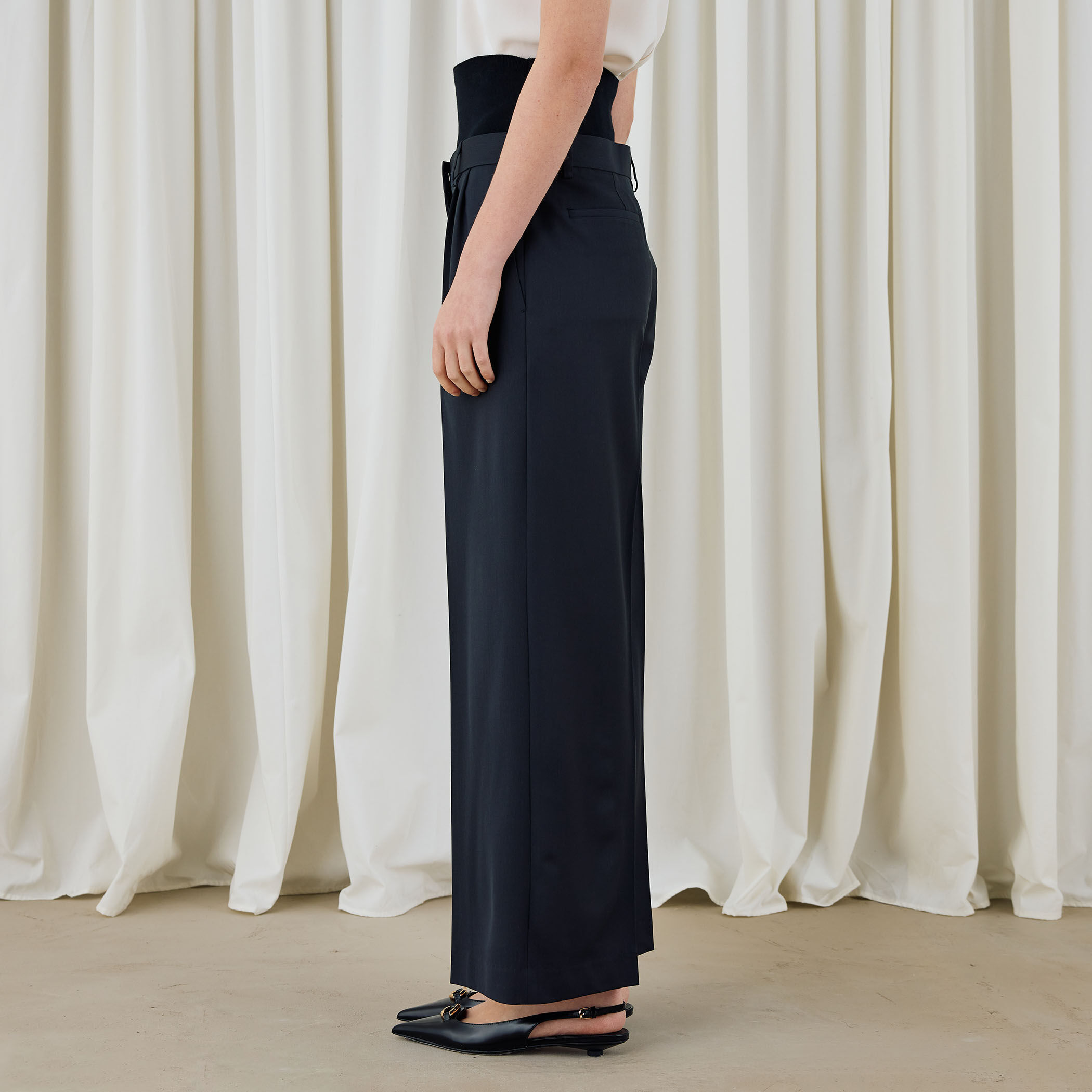 ハイツイストギャバジン ウエストバンド付きパンツ｜トゥモローランド