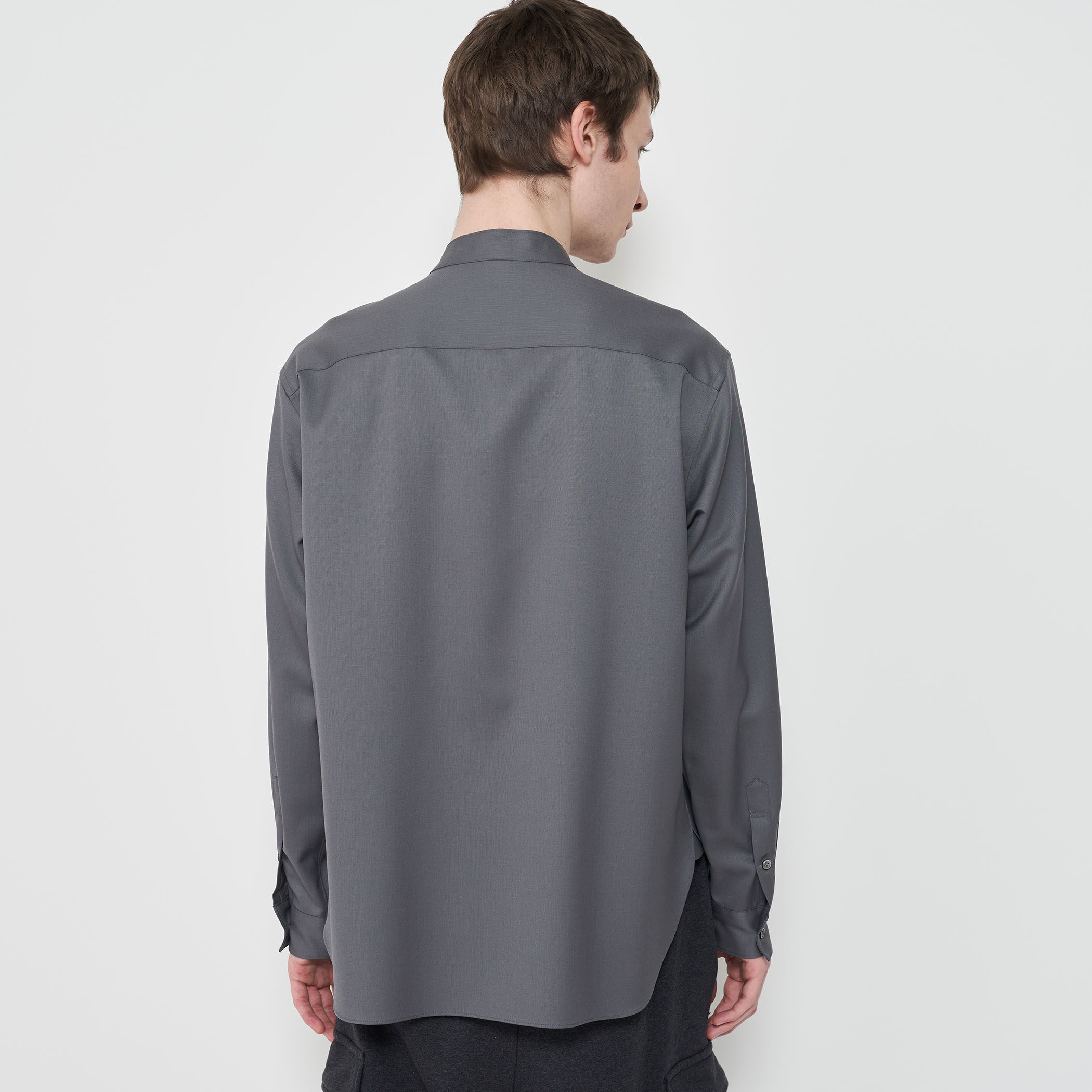 ウォッシャブルギャバジン スタンドカラーシャツ｜トゥモローランド