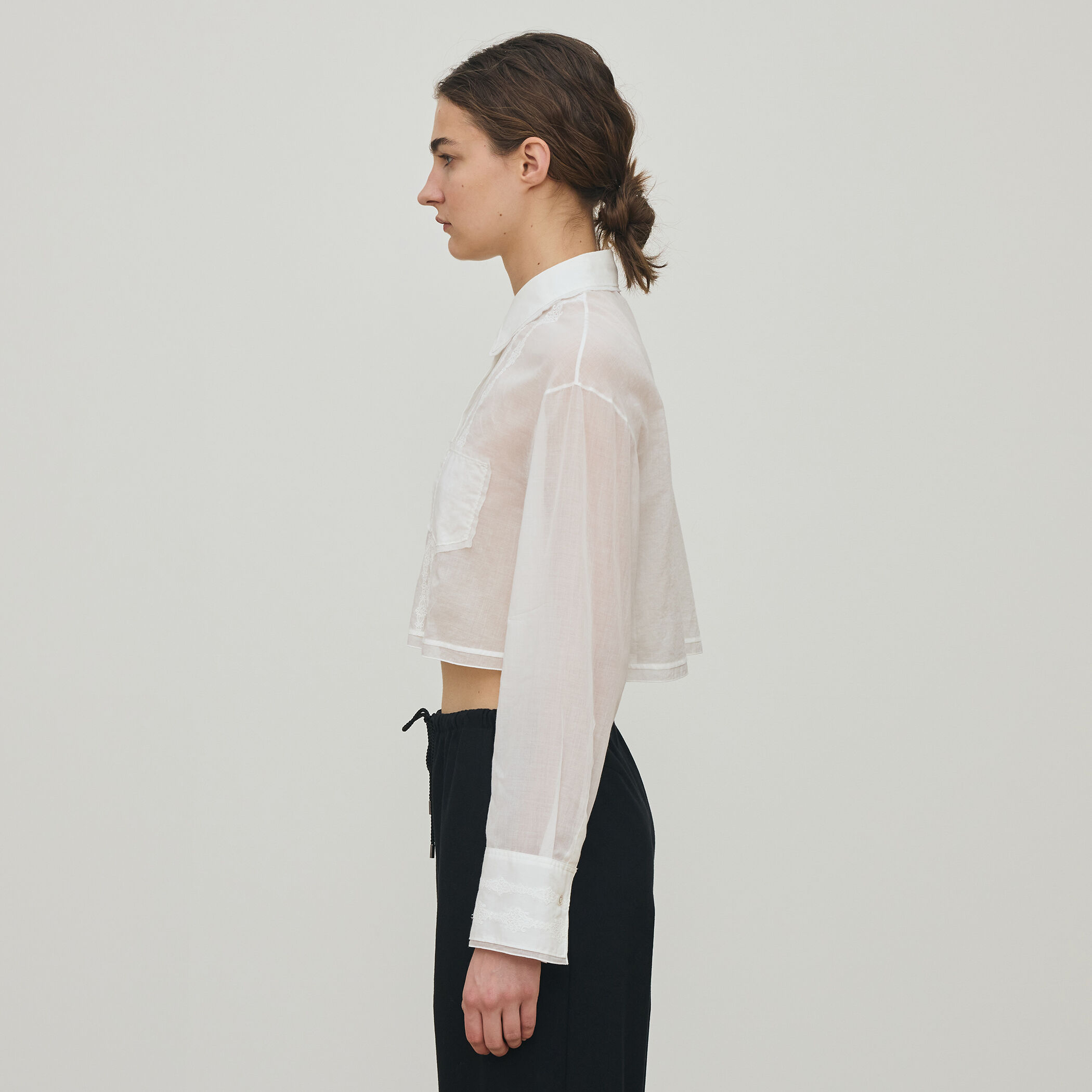 チェーンレースエンブロイダリー クロップドシャツ｜トゥモローランド