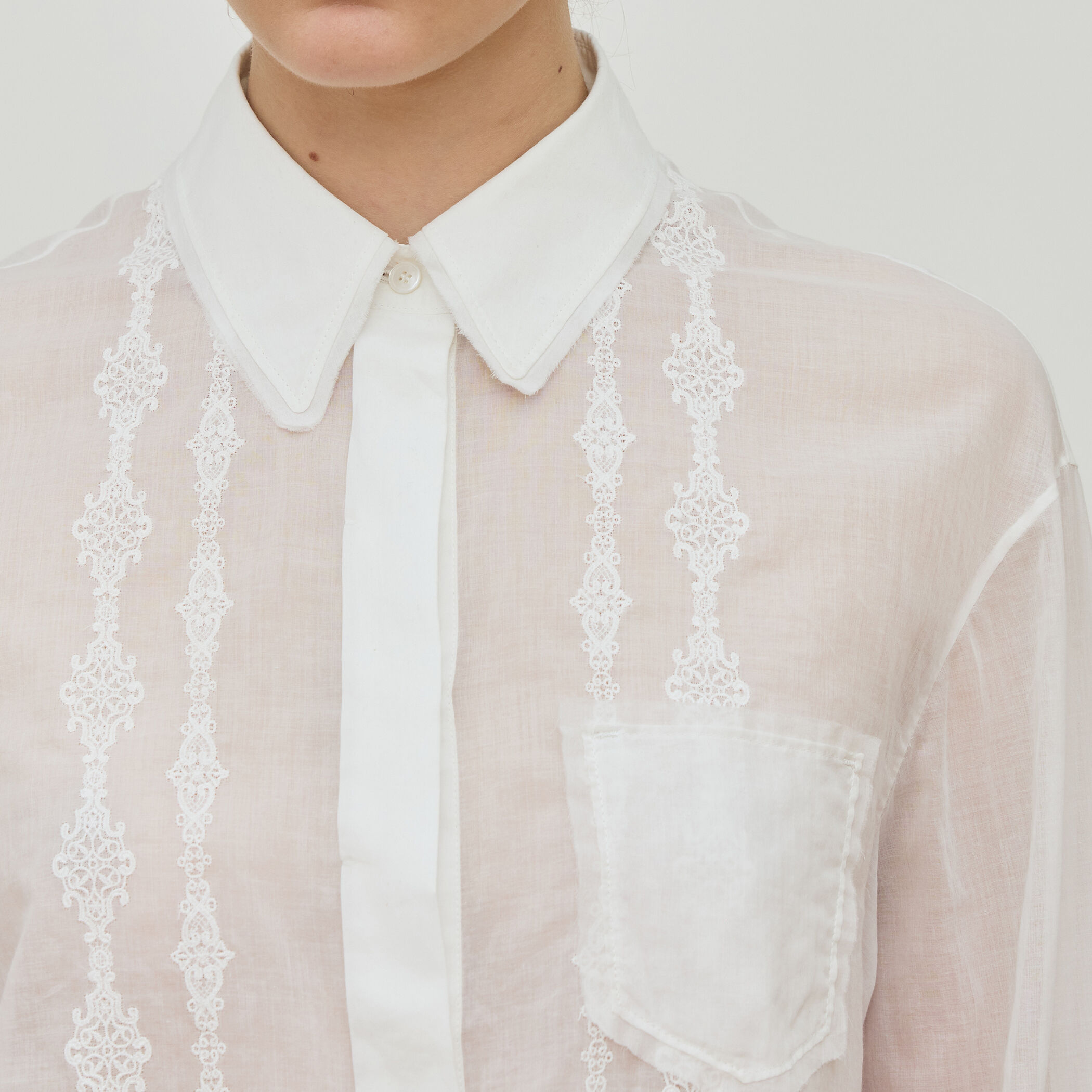 チェーンレースエンブロイダリー クロップドシャツ｜トゥモローランド