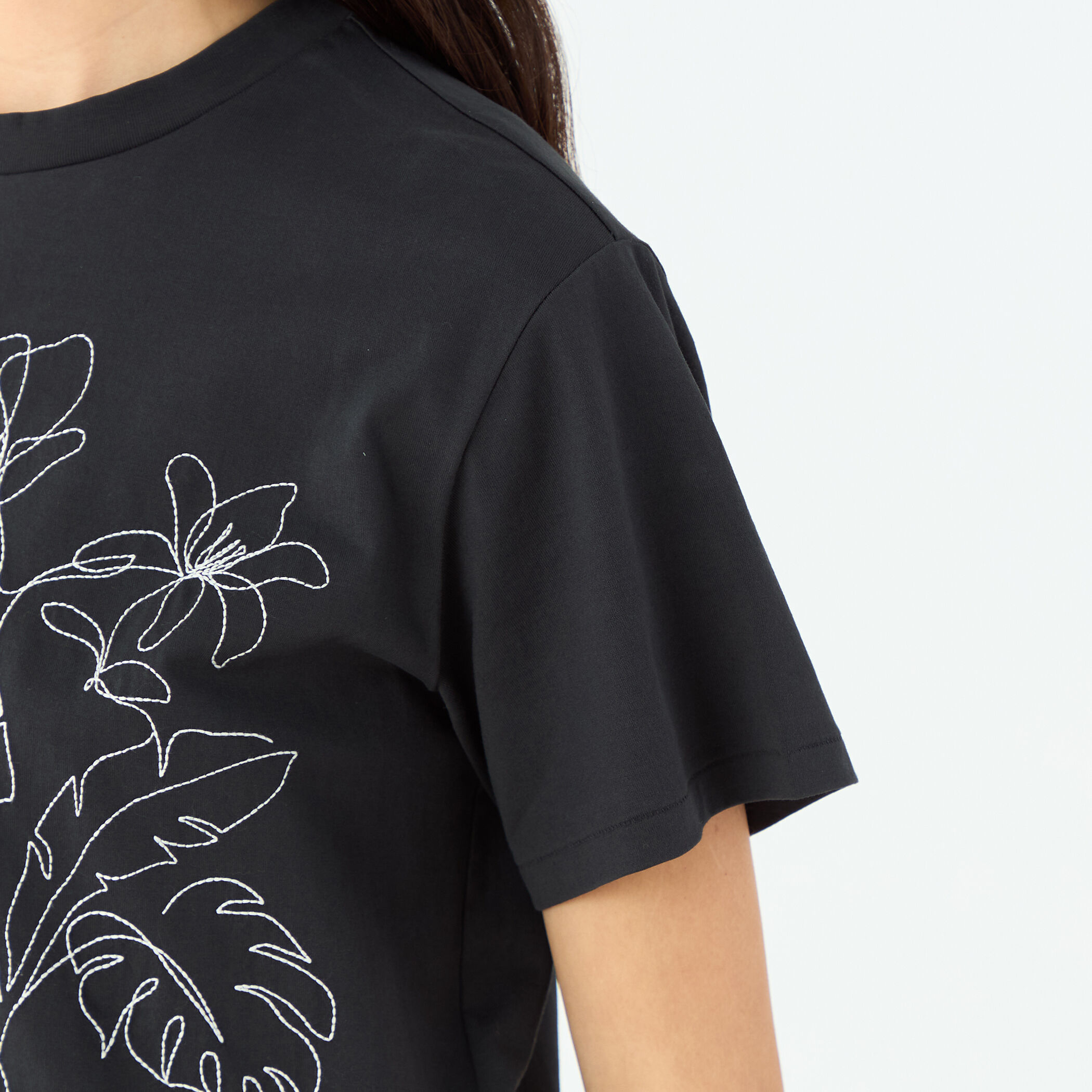 ボタニカルエンブロイダリー ハーフスリーブTシャツ