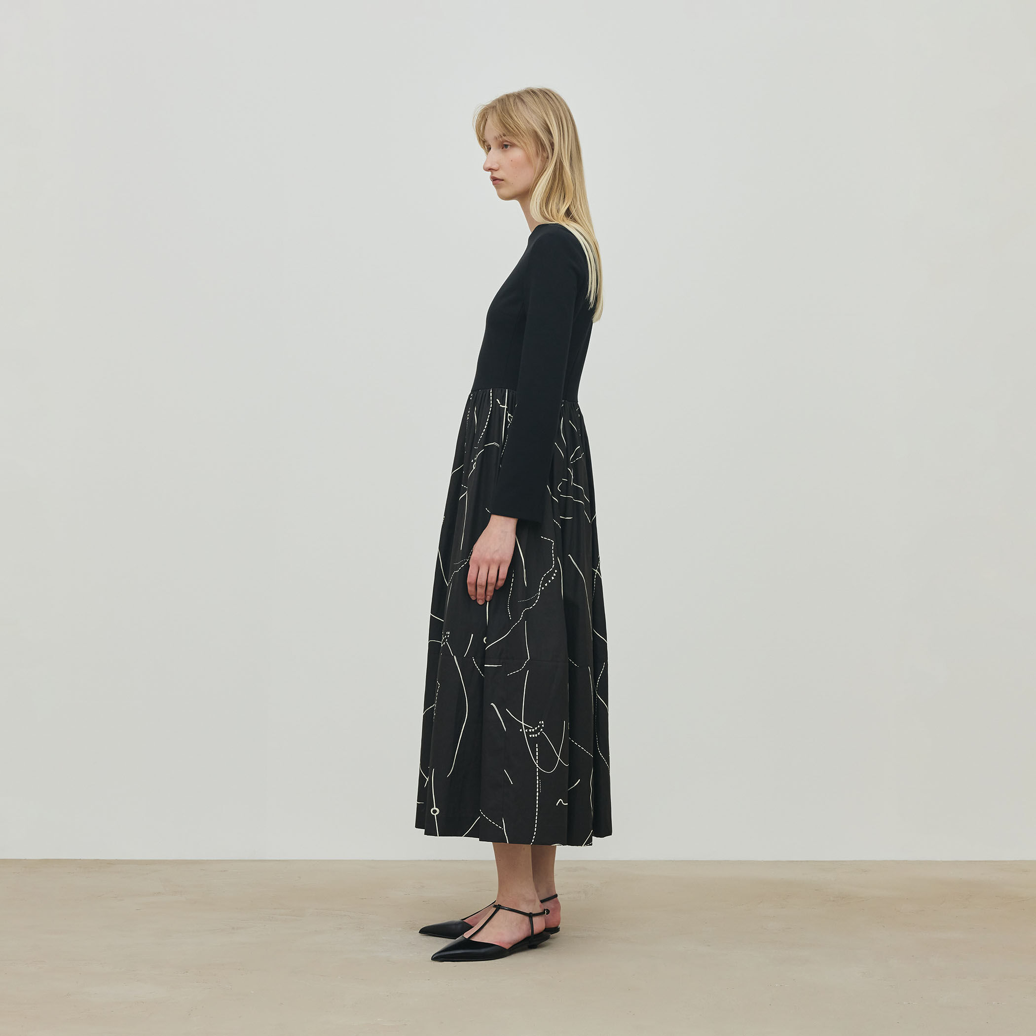 コードステッチプリント コンビコクーンワンピース｜トゥモローランド