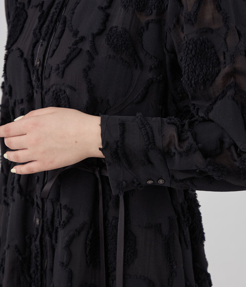 フラッフィージャカード ロングシャツワンピース｜トゥモローランド 