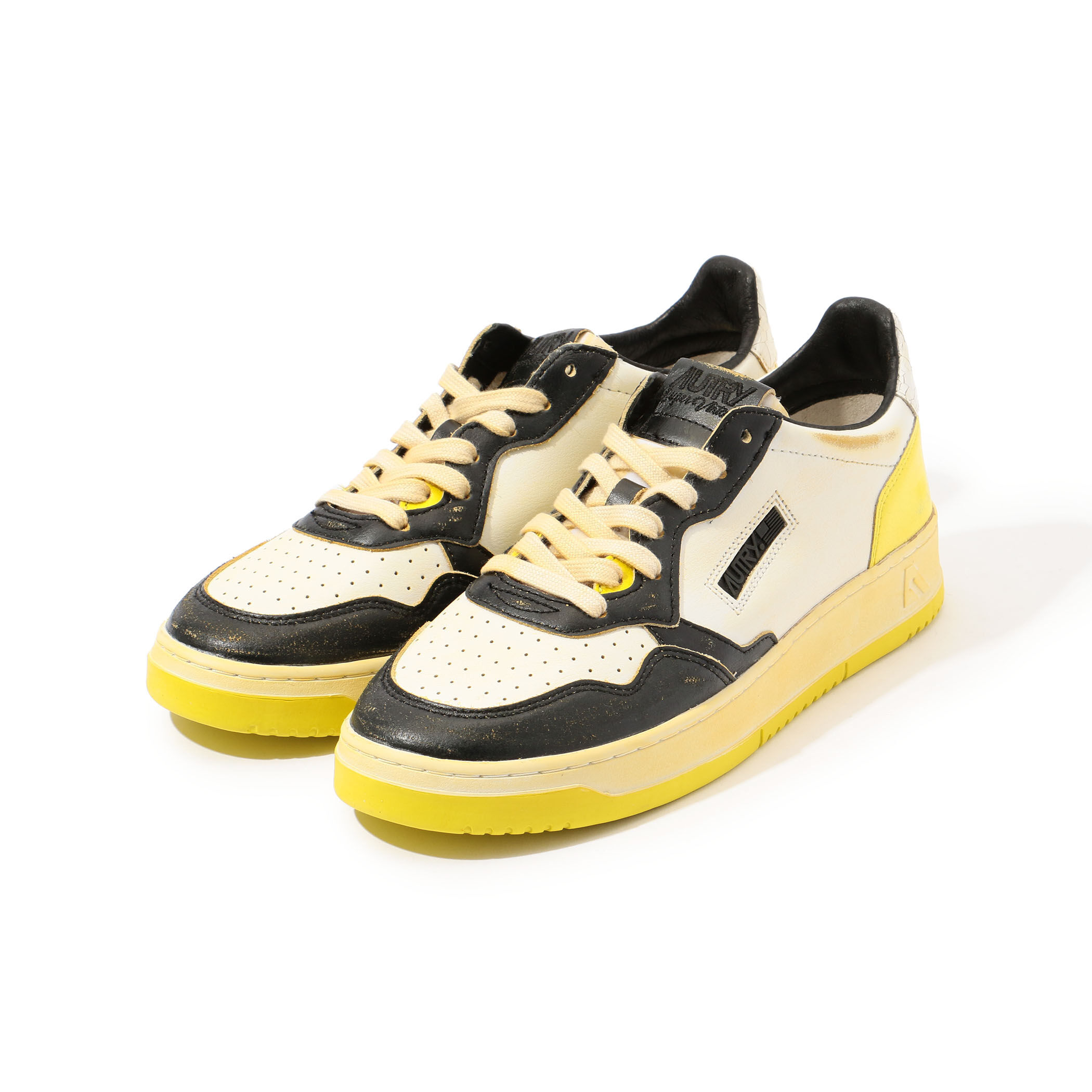 【送料&関税込】Autry Sup Vint Sneakers Autry Medalist Super Vintage Low Sneakers In Whisper White