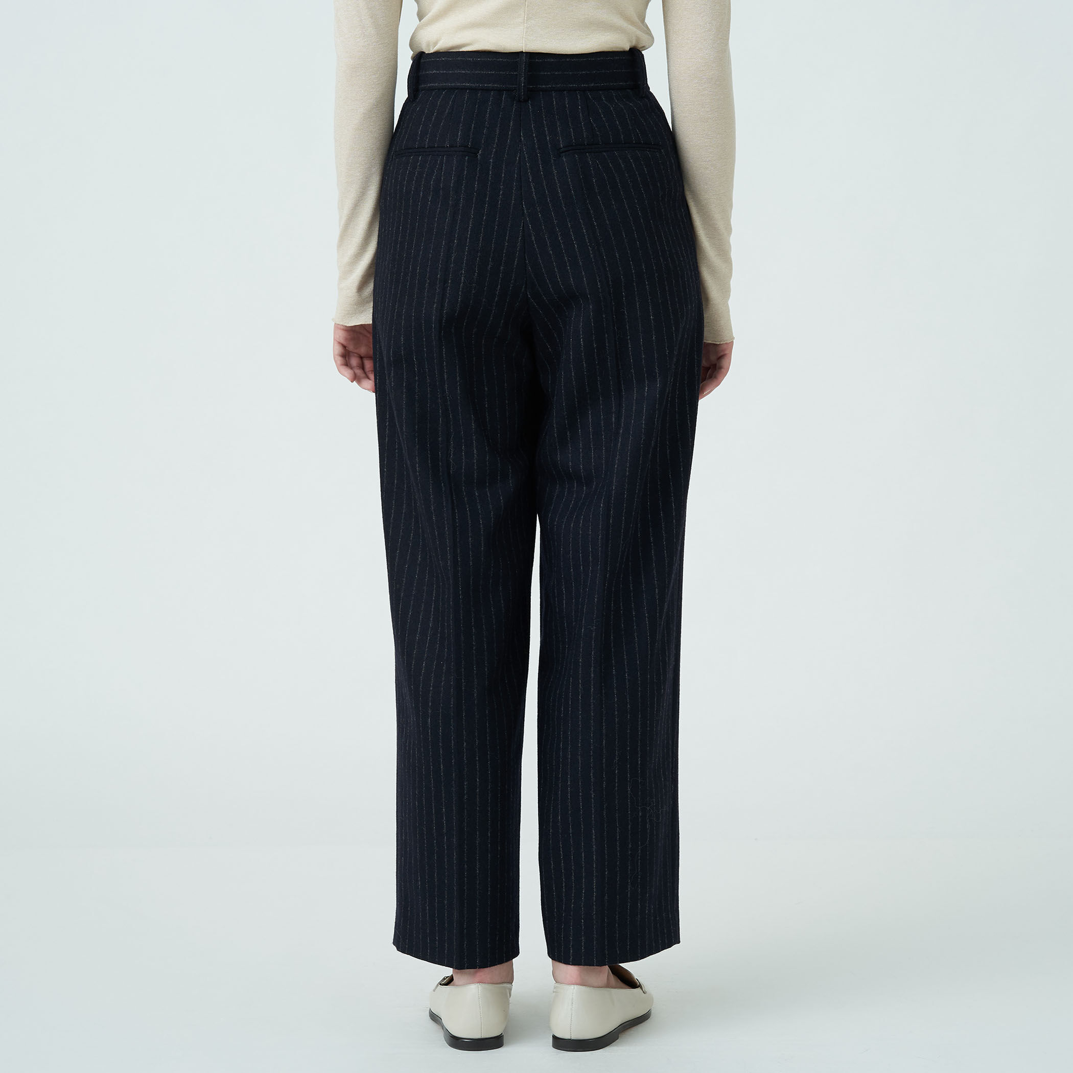 フランネル タックワイドテーパードパンツ｜トゥモローランド