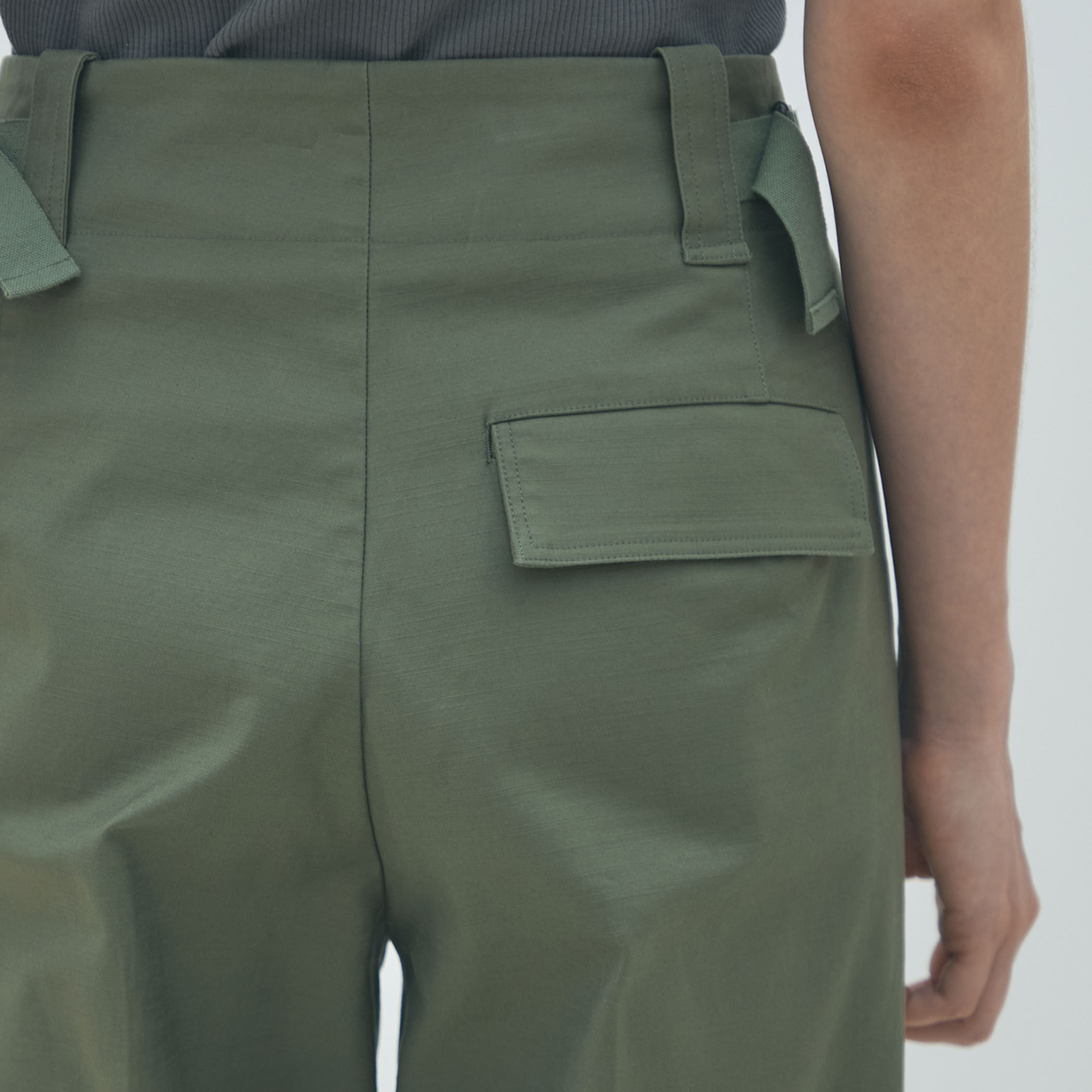 バックサテンスラブストレッチ テーパードパンツ｜トゥモローランド