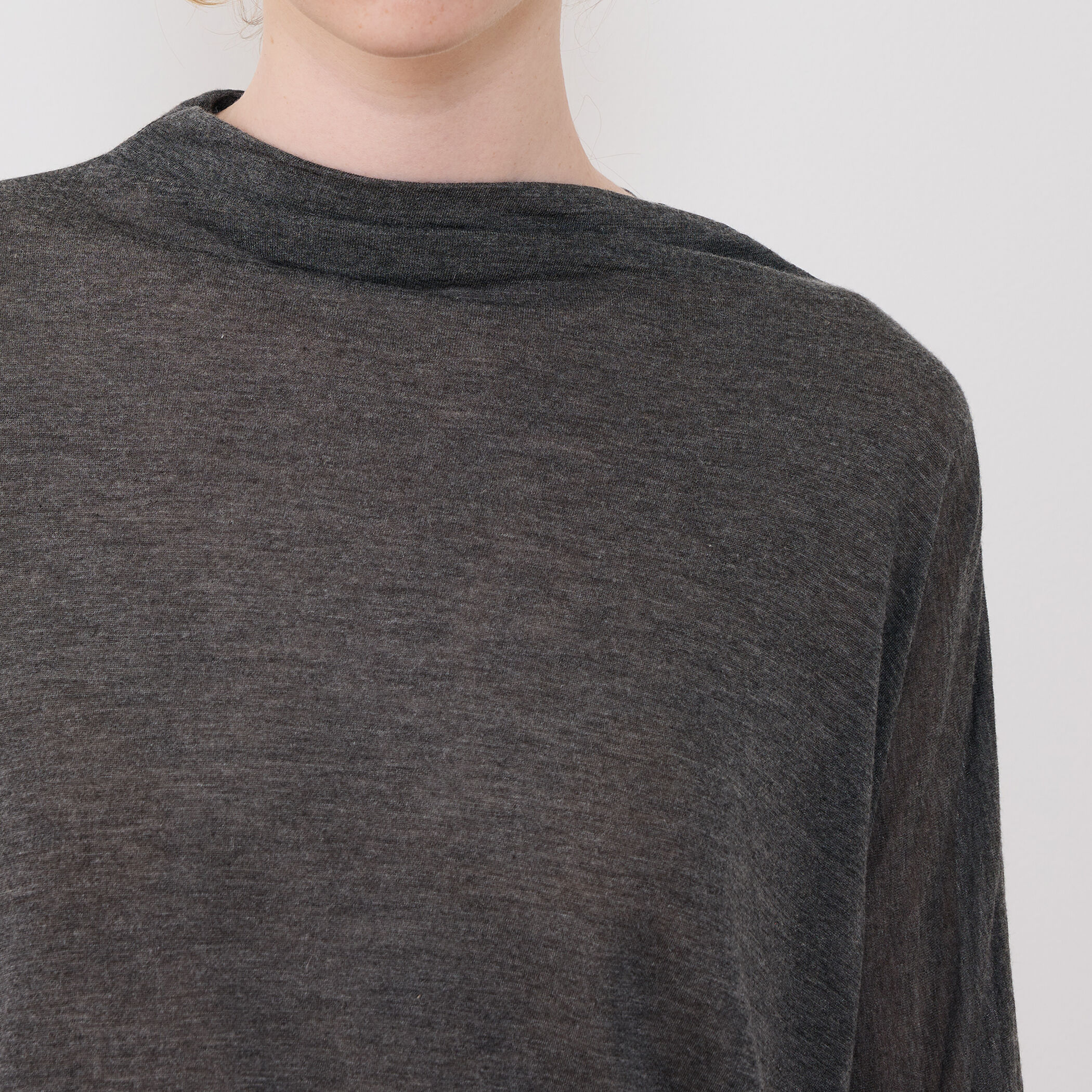 レーヨンカシミヤジャージー ビルドネックプルオーバー