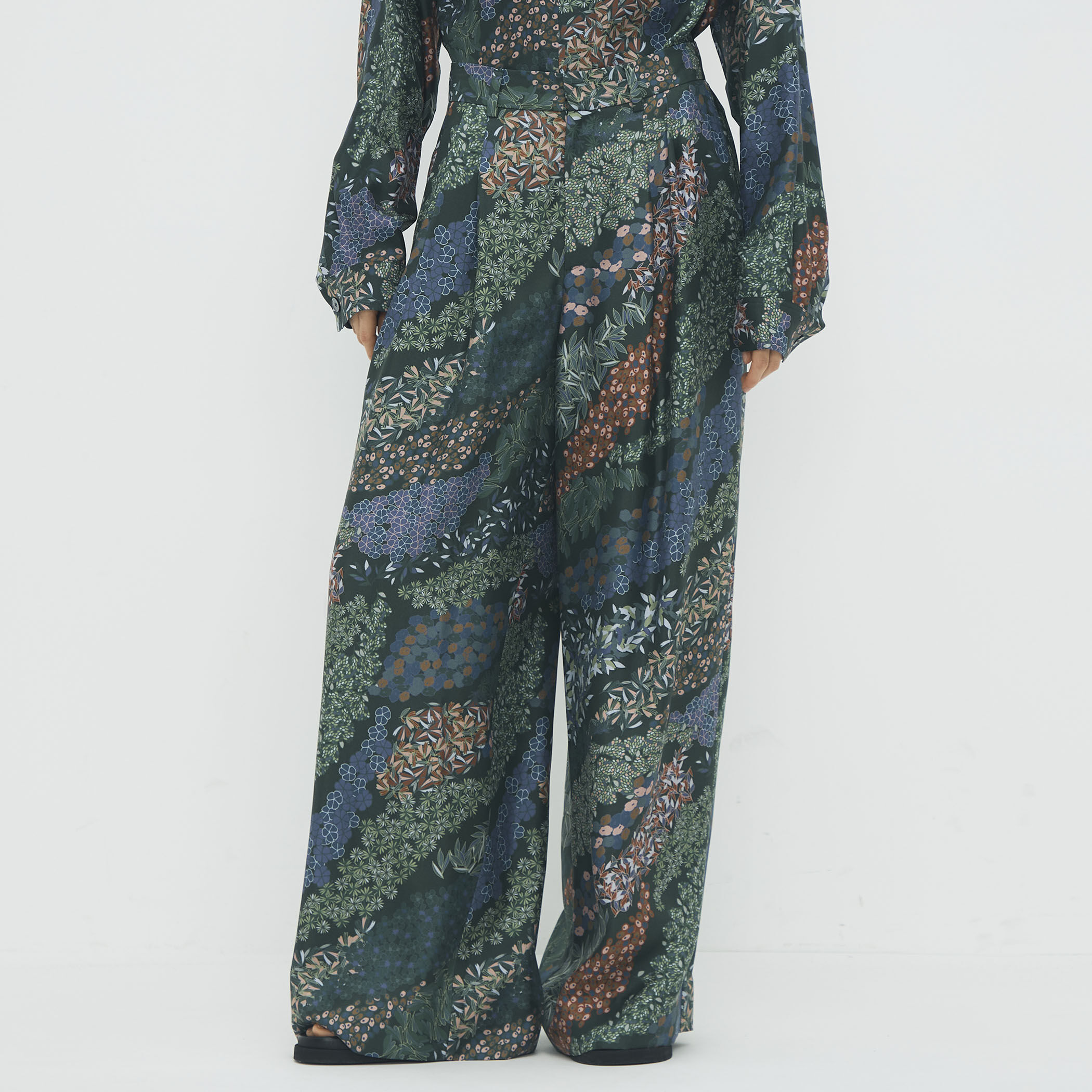 シルクツイル FLOWER RIVERプリント 2タックワイドパンツ