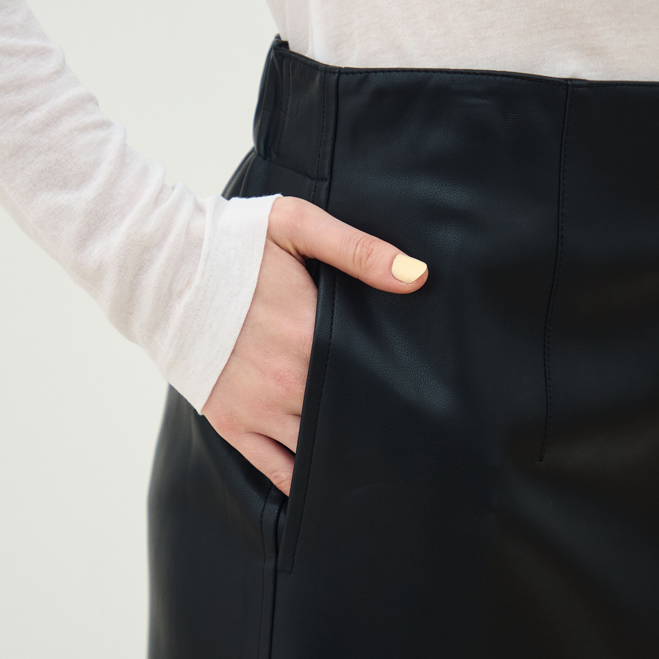 レザーライク Iラインスカート｜トゥモローランド 公式通販