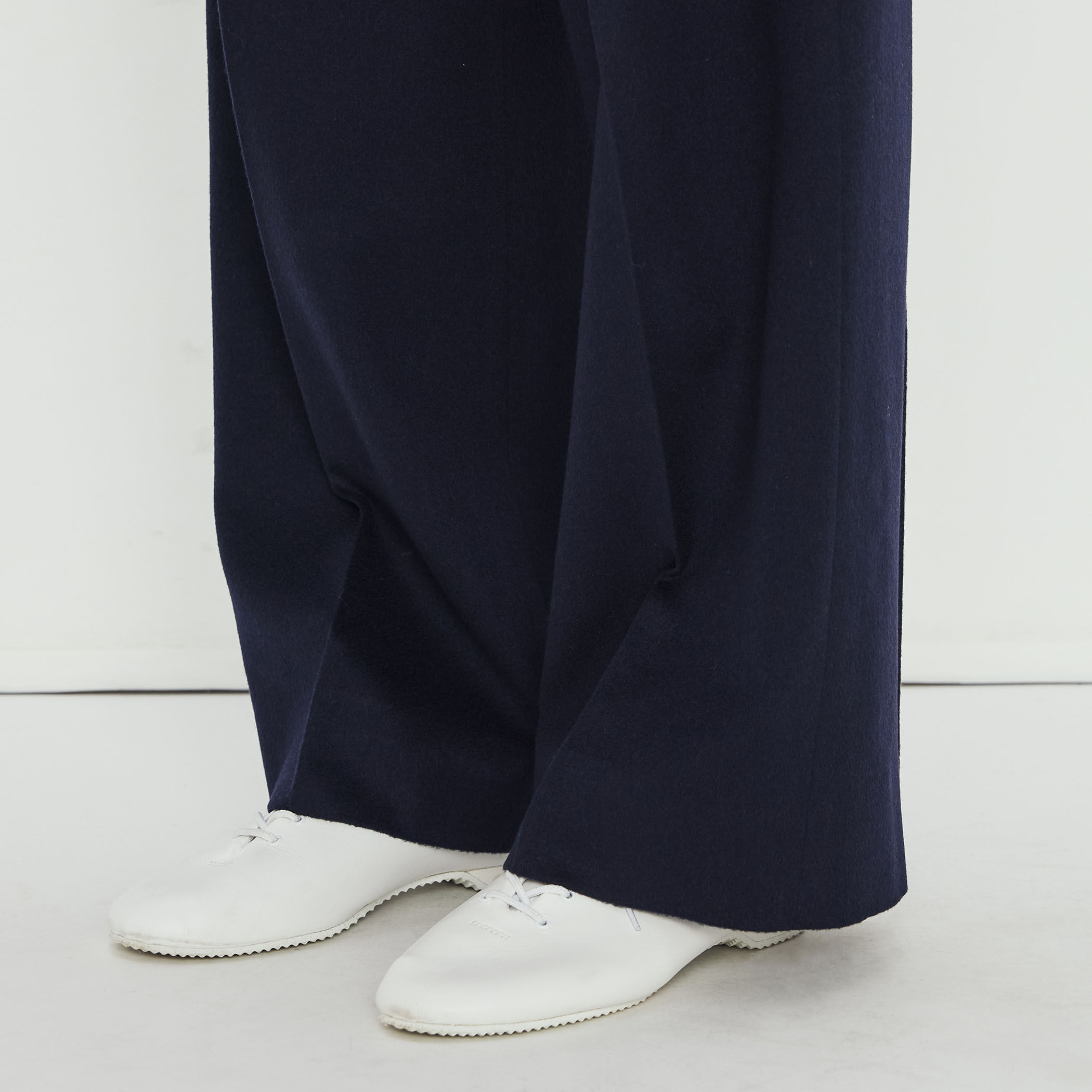 ウールカシミヤ レザーベルトストレートパンツ｜トゥモローランド 公式