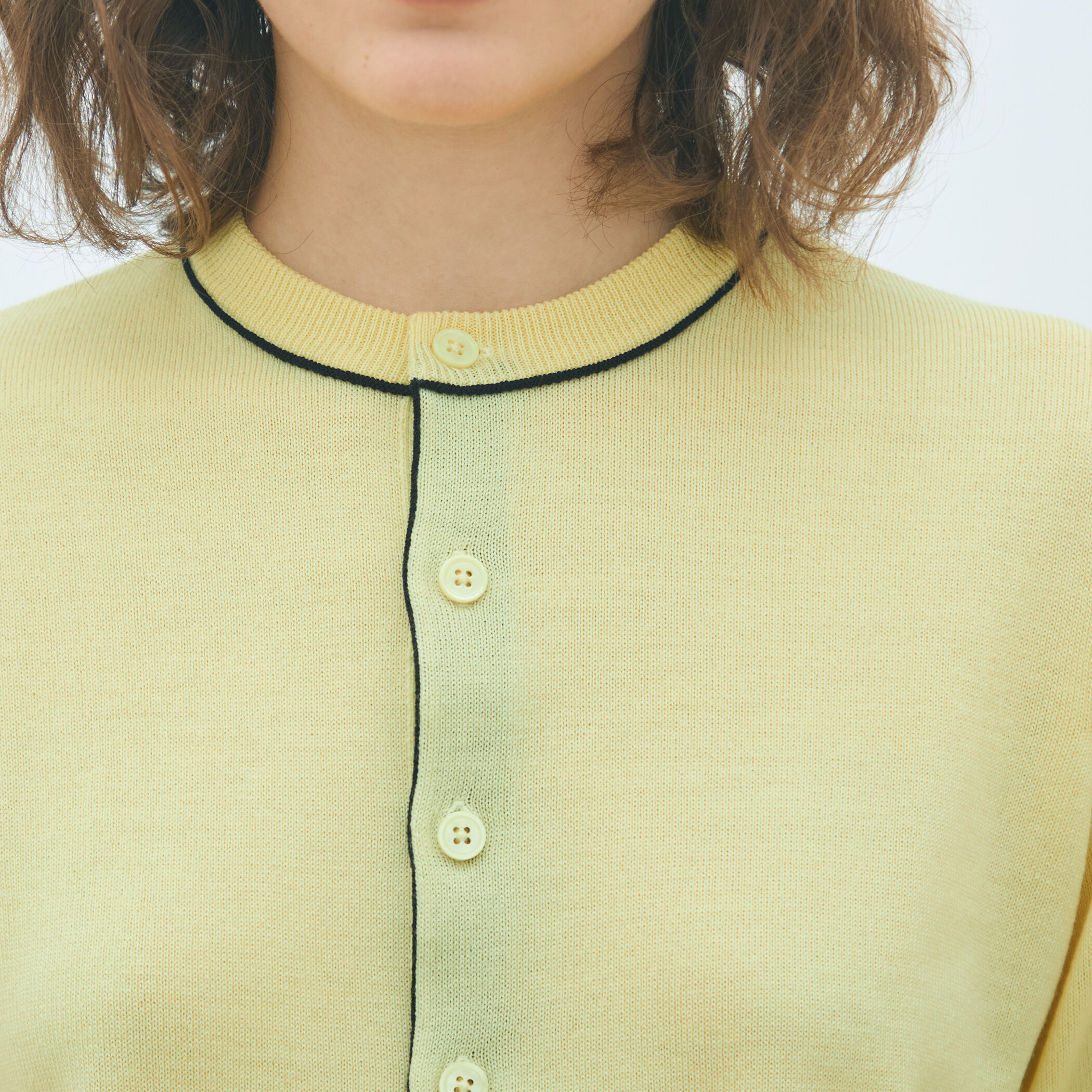 プレーンウール クルーネックカーディガン｜トゥモローランド