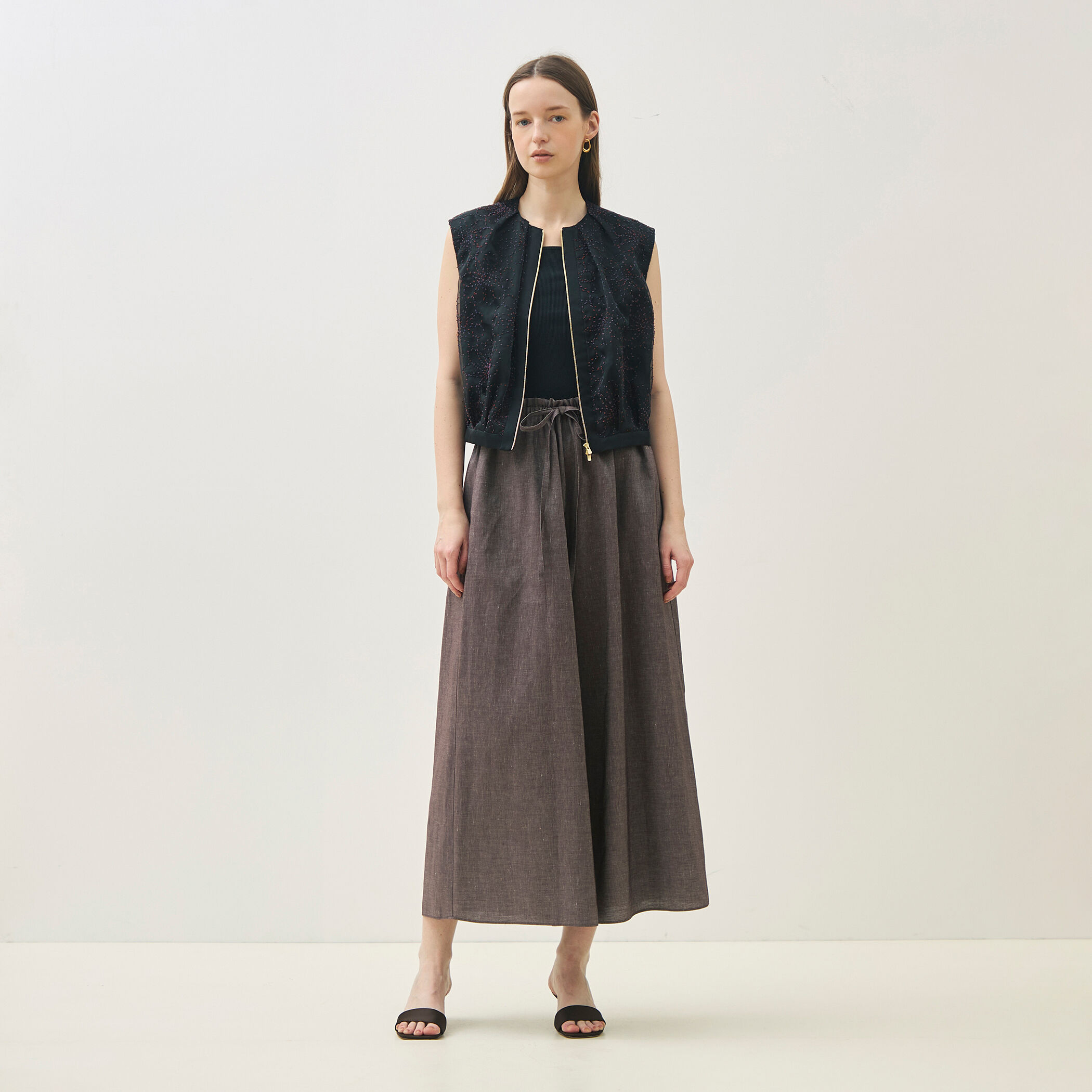 カラーノットエンブロイダリー ジップアップジレ｜トゥモローランド