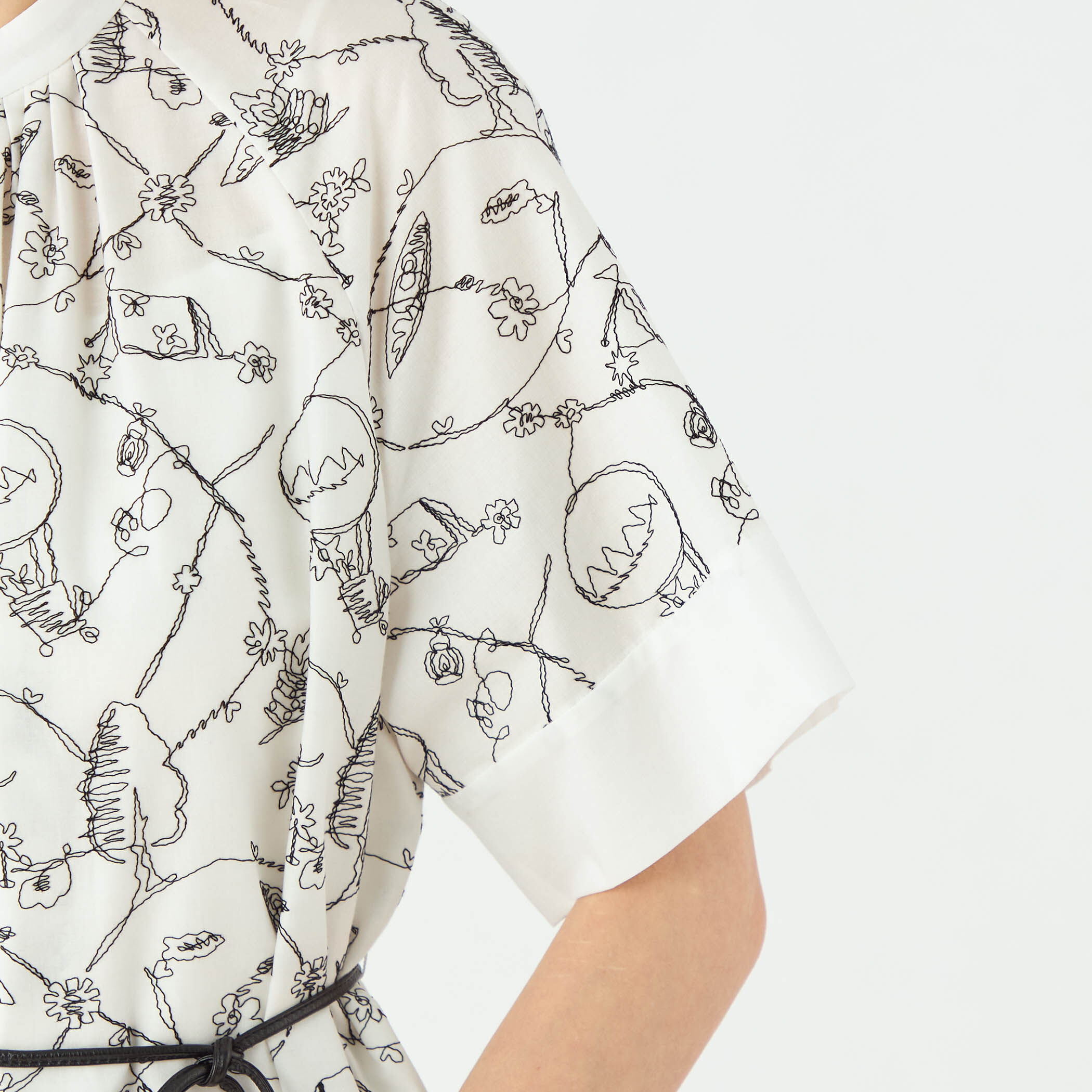 バルーンエンブロイダリー スタンドカラーワンピース