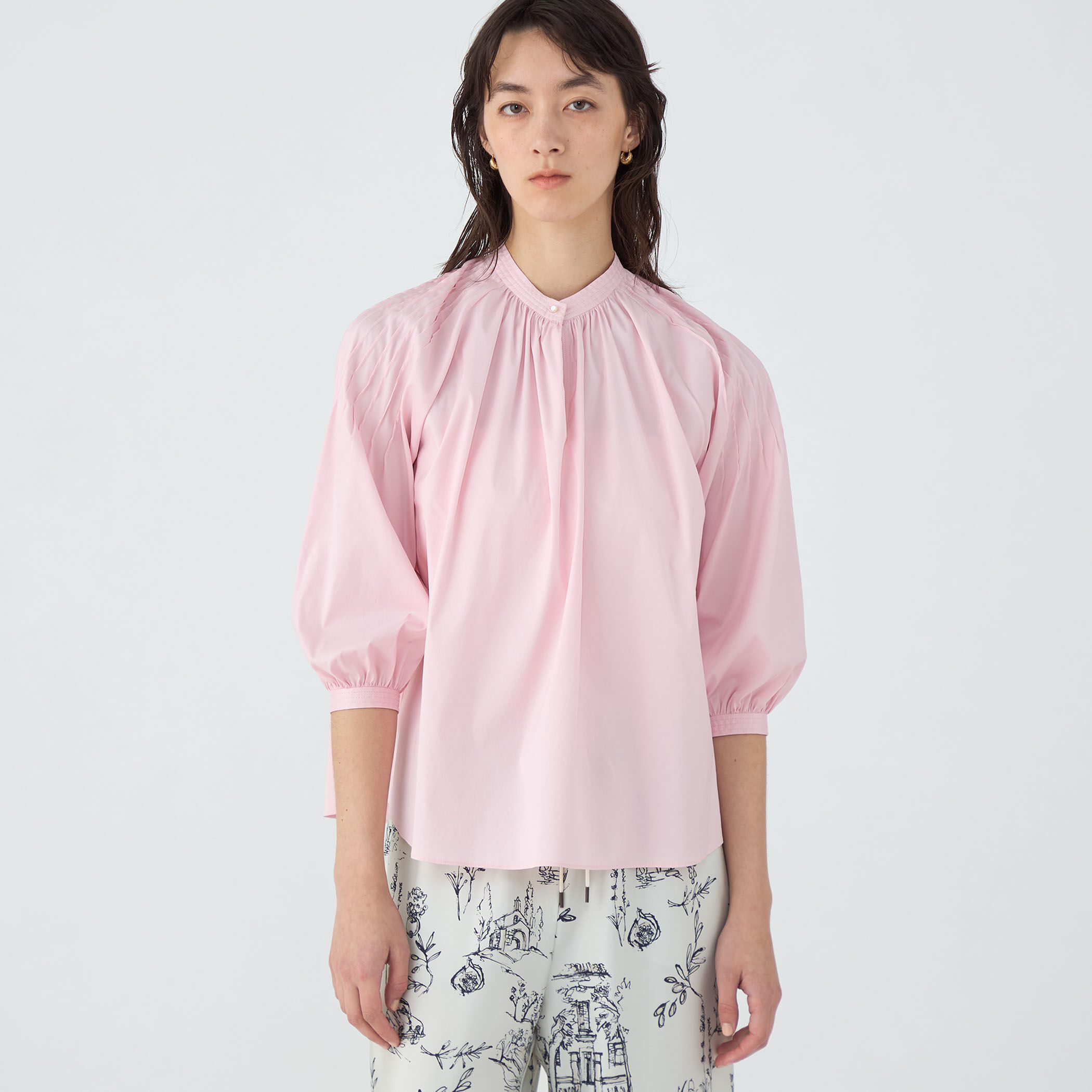 ストレッチブロード ピンタックスリーブブラウス｜トゥモローランド