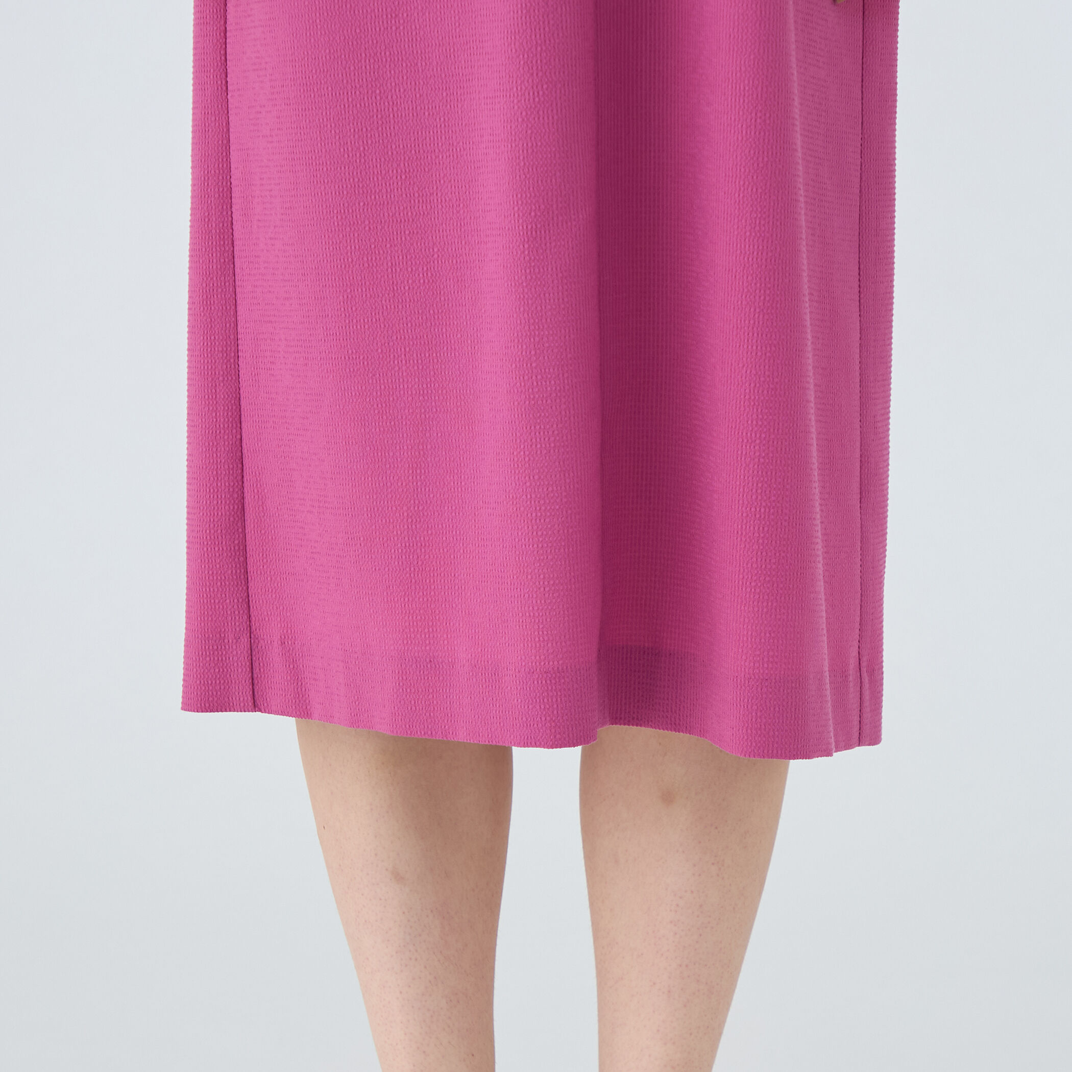 コンパクトサッカー ギャザーVネックワンピース｜トゥモローランド