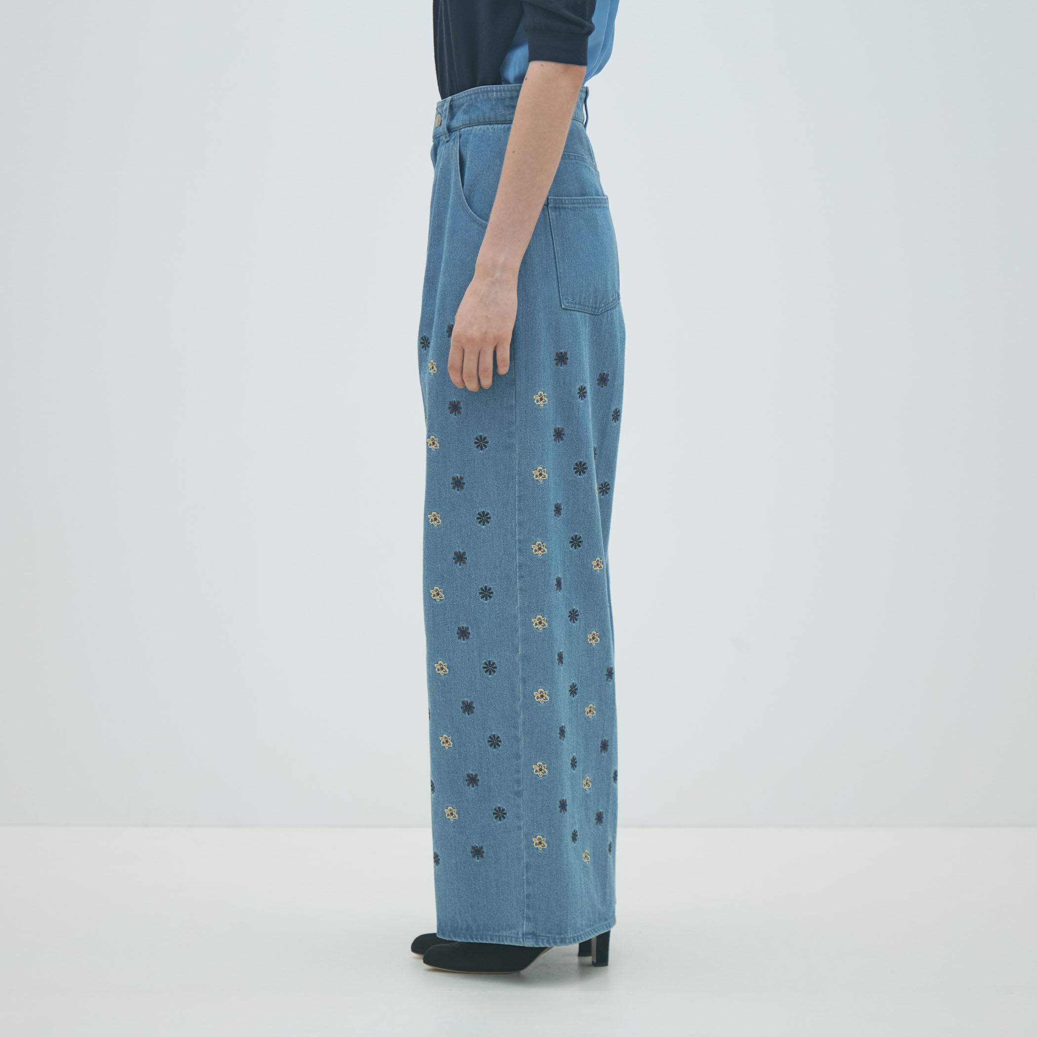 ボタニカルエンブロイダリーデニム タックワイドパンツ