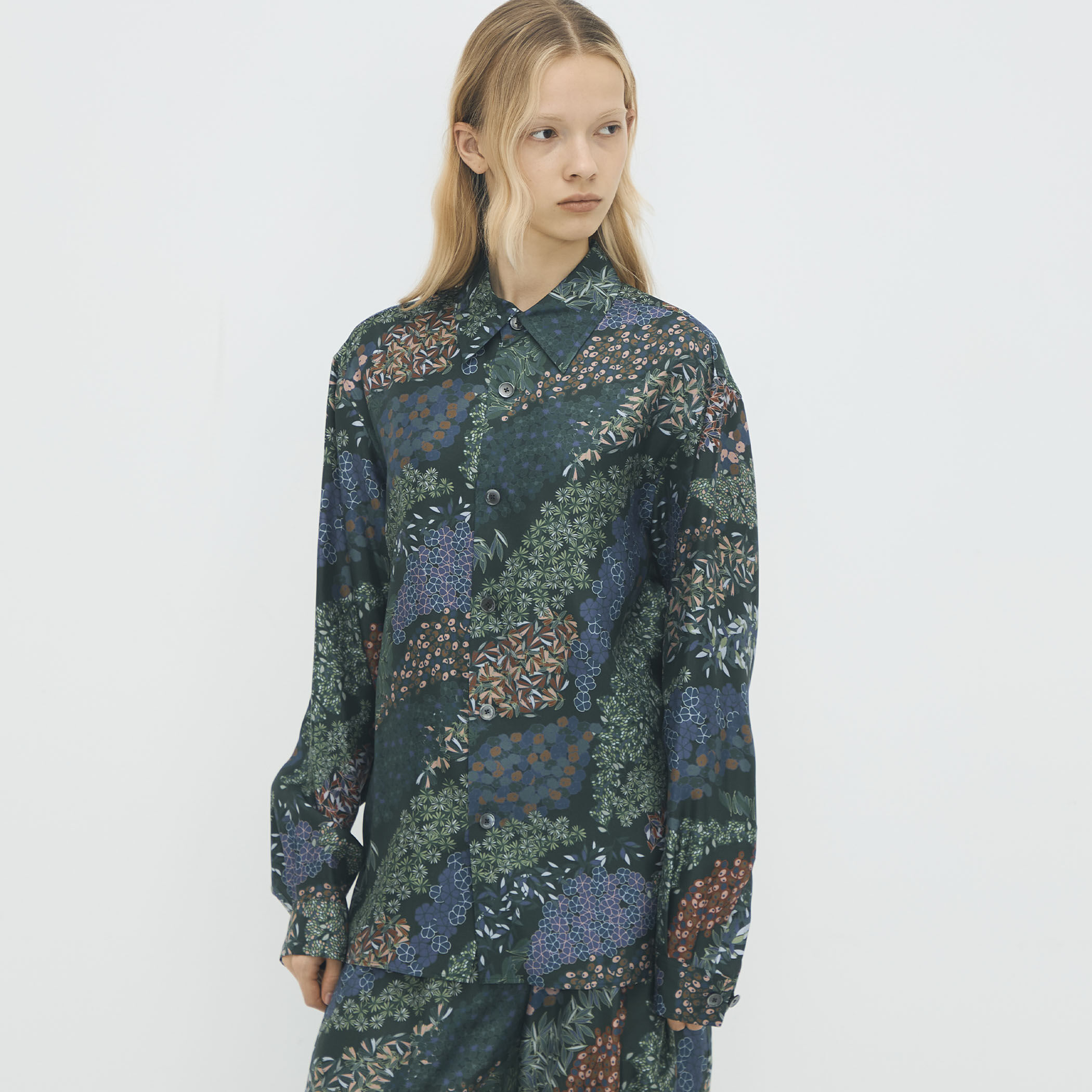 シルクツイル FLOWER RIVER レギュラーカラーシャツ｜トゥモローランド