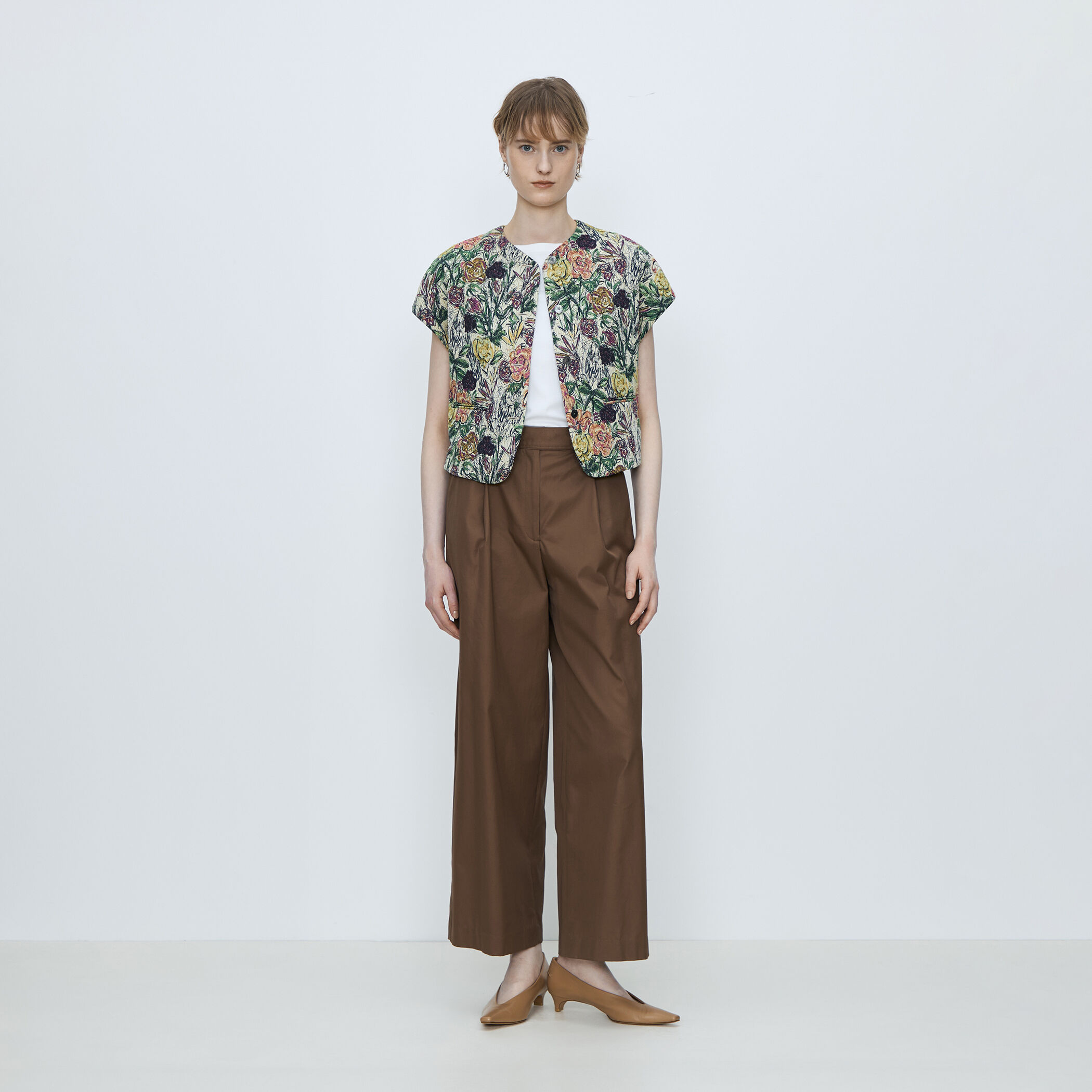 ビンテージフラワージャカード ワイドスリーブジレ｜トゥモローランド