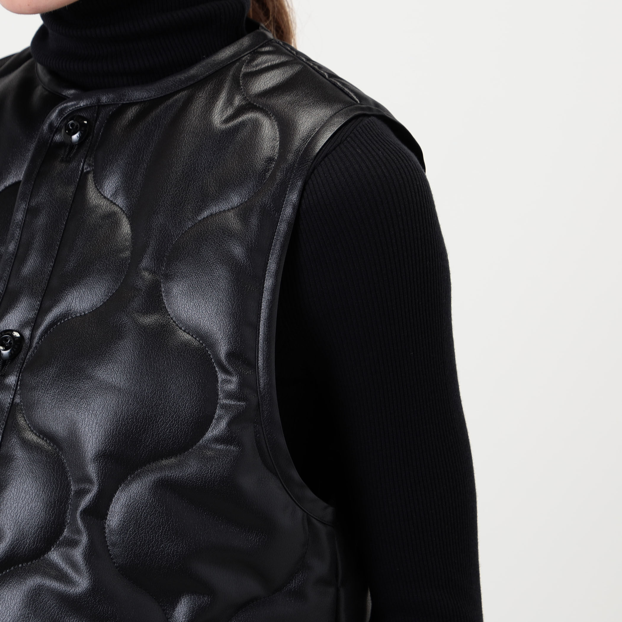 HYKE FAUX LEATHER QUILTED CROPPED VEST フェイクレザー キルトベスト