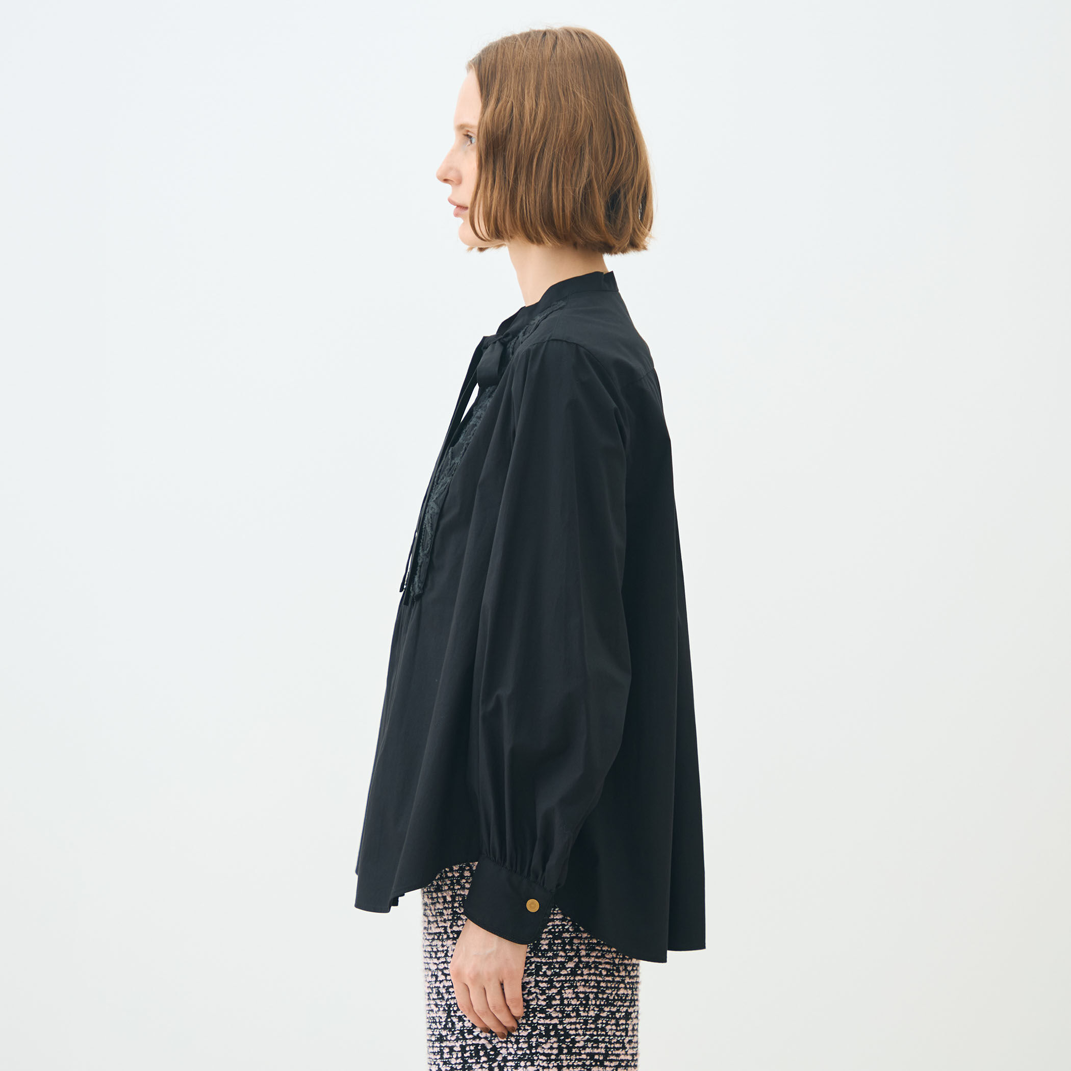 ブラックコンビネーション ボウタイブラウス｜トゥモローランド 公式通販