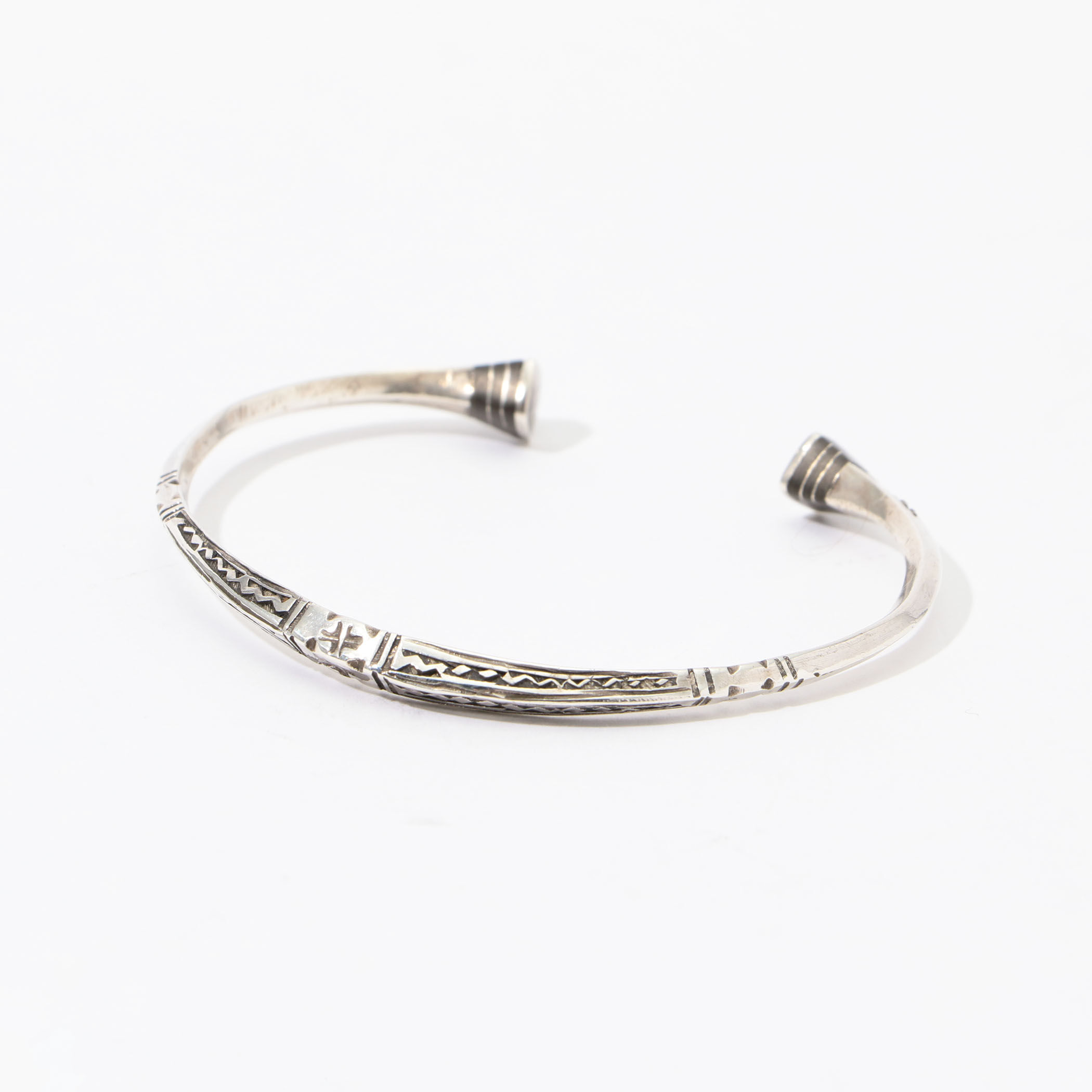 Adawat’n Tuareg TAFOUKT シルバーバングル｜トゥモローランド 公式通販